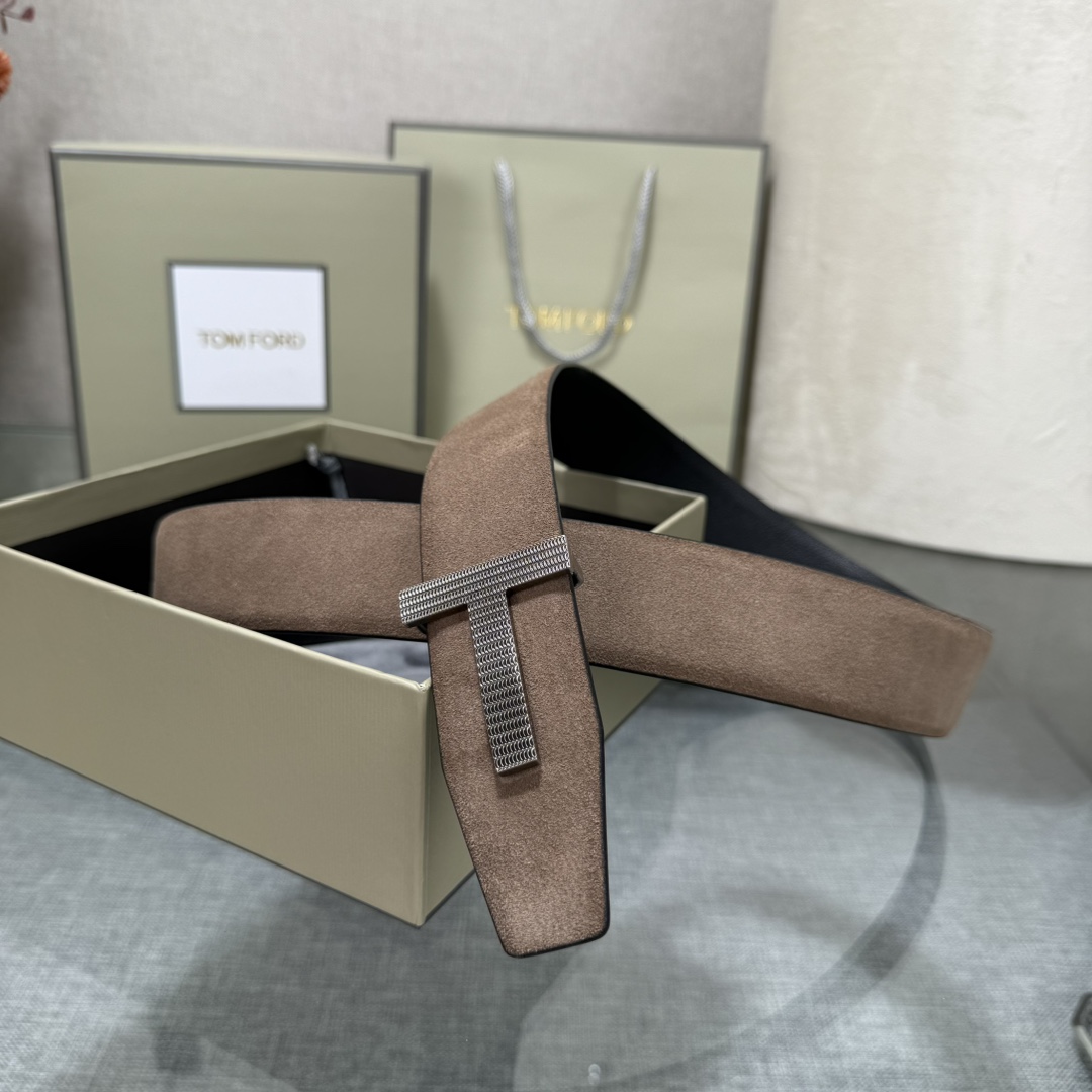 汤姆福特最新网红爆款双面头层牛皮专柜同步3.8宽新款上市了，原版牛皮，搭配铜扣，优雅，大方用的方便。谢谢