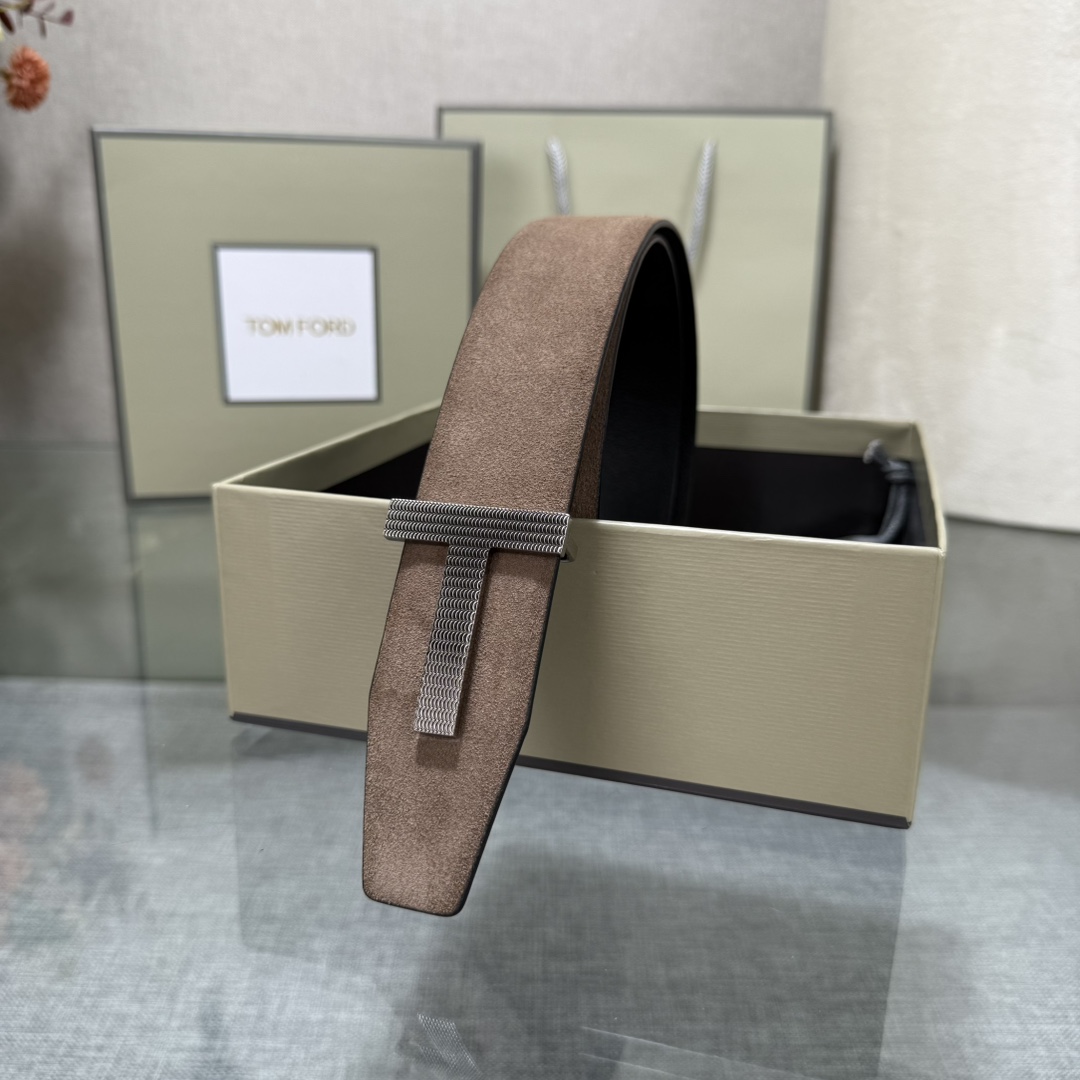 汤姆福特最新网红爆款双面头层牛皮专柜同步3.8宽新款上市了，原版牛皮，搭配铜扣，优雅，大方用的方便。谢谢