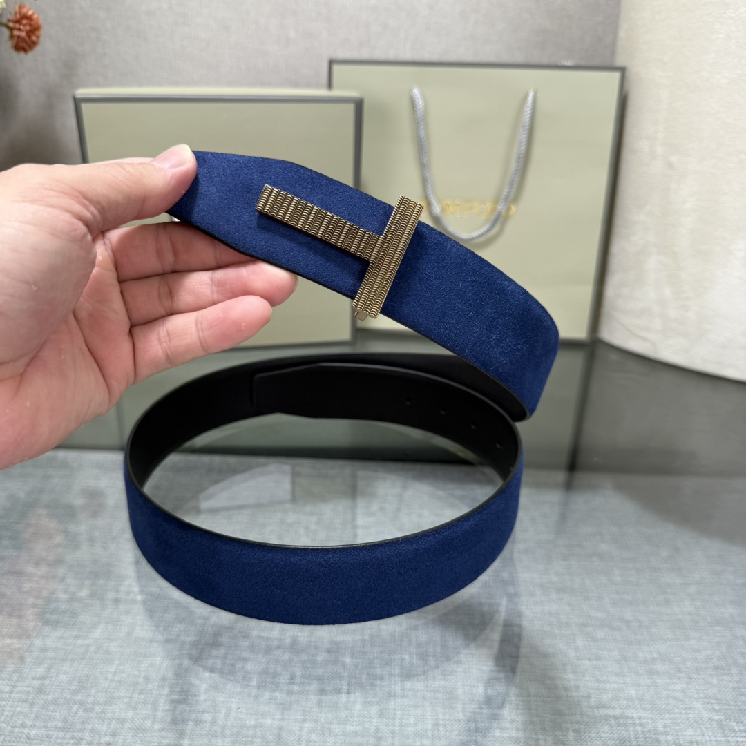 汤姆福特最新网红爆款双面头层牛皮专柜同步3.8宽新款上市了，原版牛皮，搭配铜扣，优雅，大方用的方便。谢谢