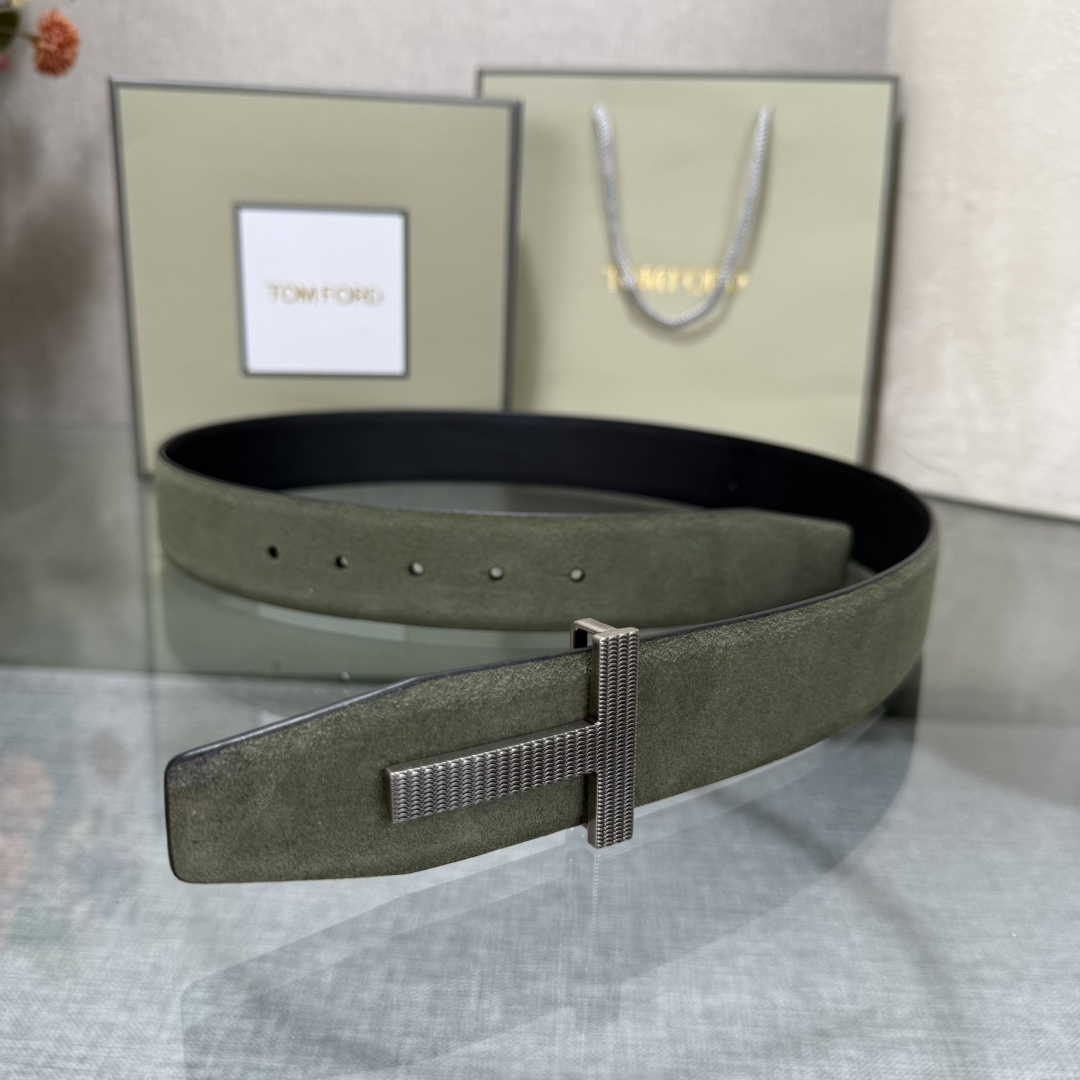 汤姆福特最新网红爆款双面头层牛皮专柜同步3.8宽新款上市了，原版牛皮，搭配铜扣，优雅，大方用的方便。谢谢