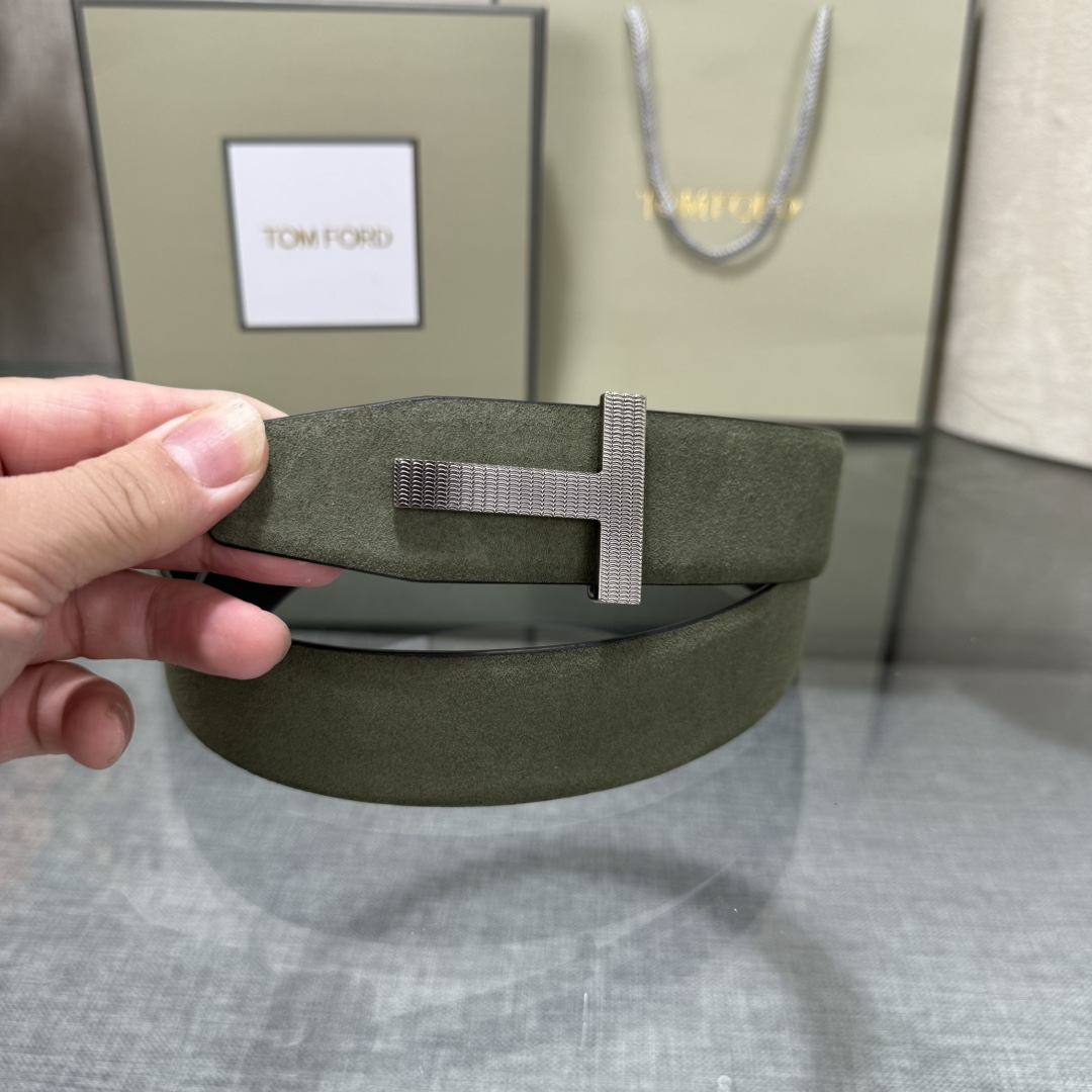 汤姆福特最新网红爆款双面头层牛皮专柜同步3.8宽新款上市了，原版牛皮，搭配铜扣，优雅，大方用的方便。谢谢
