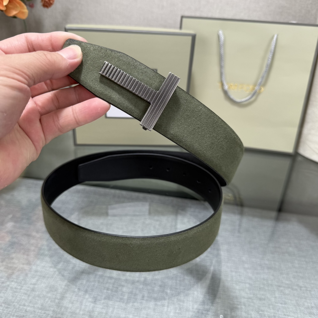 汤姆福特最新网红爆款双面头层牛皮专柜同步3.8宽新款上市了，原版牛皮，搭配铜扣，优雅，大方用的方便。谢谢