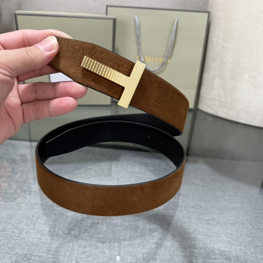 汤姆福特最新网红爆款双面头层牛皮专柜同步3.8宽新款上市了，原版牛皮，搭配铜扣，优雅，大方用的方便。谢谢