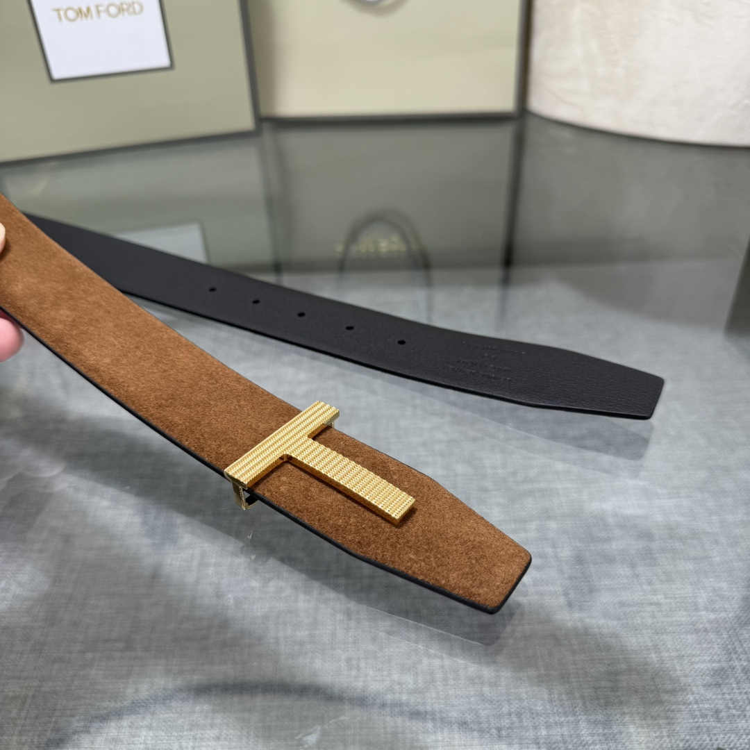 汤姆福特最新网红爆款双面头层牛皮专柜同步3.8宽新款上市了，原版牛皮，搭配铜扣，优雅，大方用的方便。谢谢