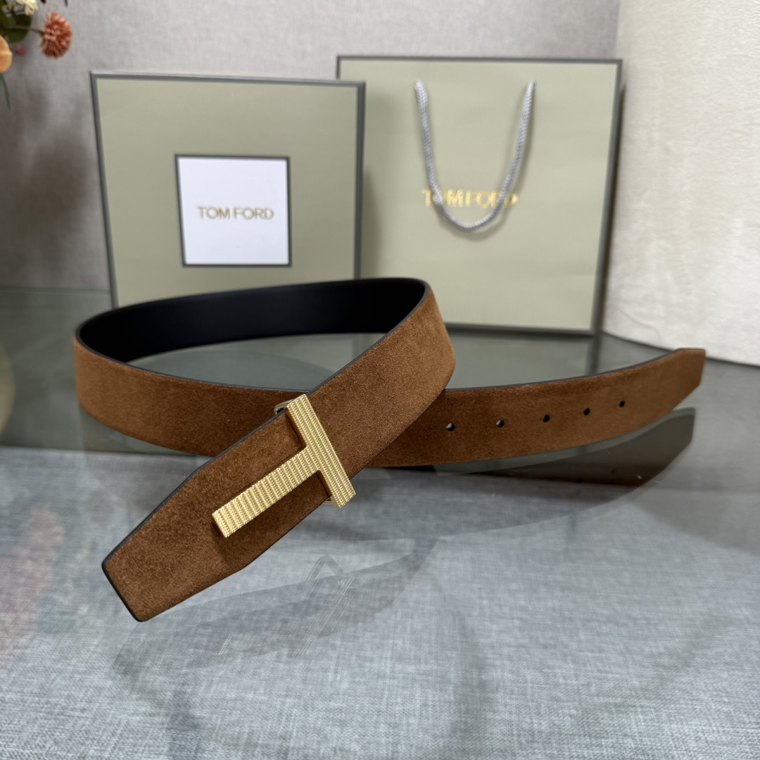 汤姆福特最新网红爆款双面头层牛皮专柜同步3.8宽新款上市了，原版牛皮，搭配铜扣，优雅，大方用的方便。谢谢