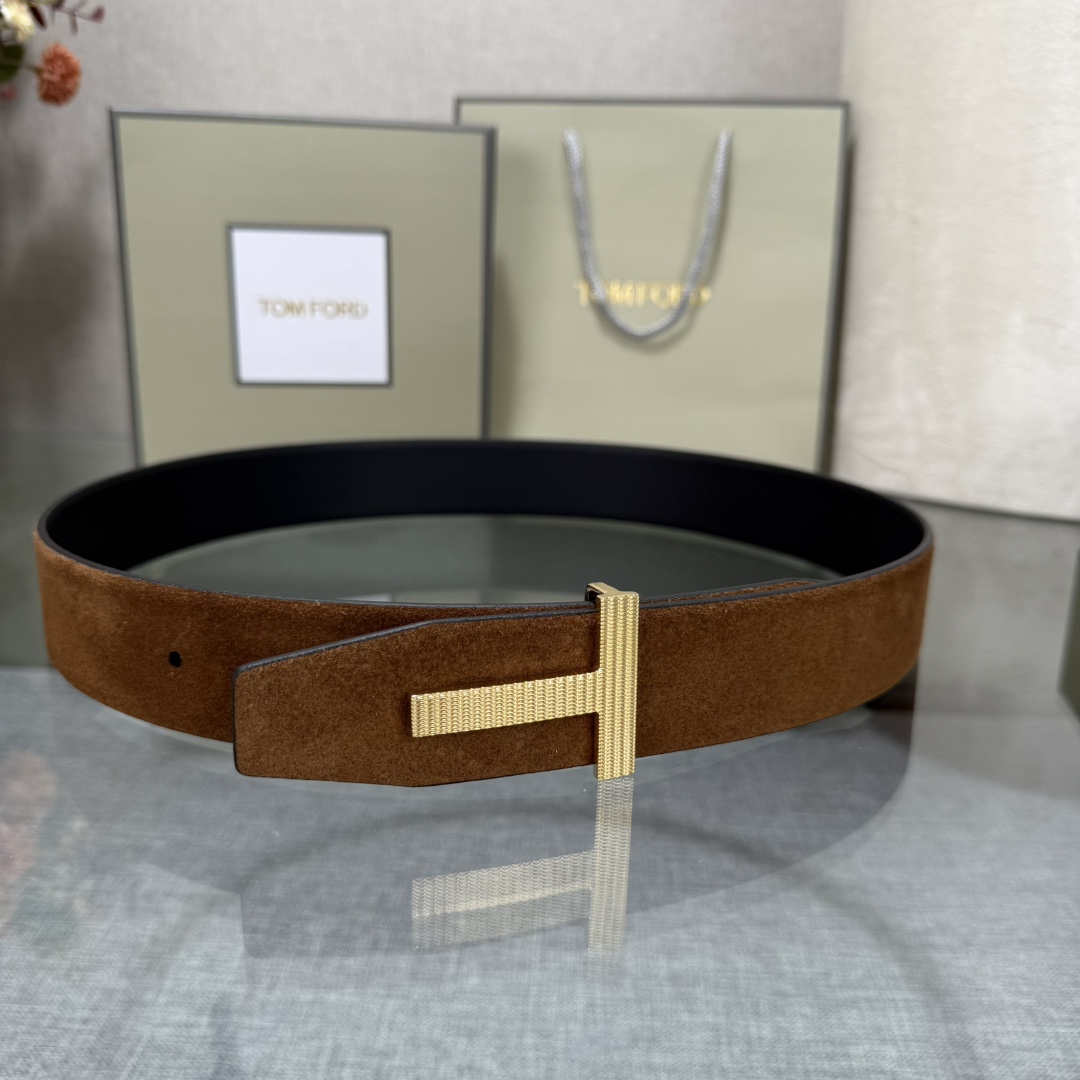 汤姆福特最新网红爆款双面头层牛皮专柜同步3.8宽新款上市了，原版牛皮，搭配铜扣，优雅，大方用的方便。谢谢