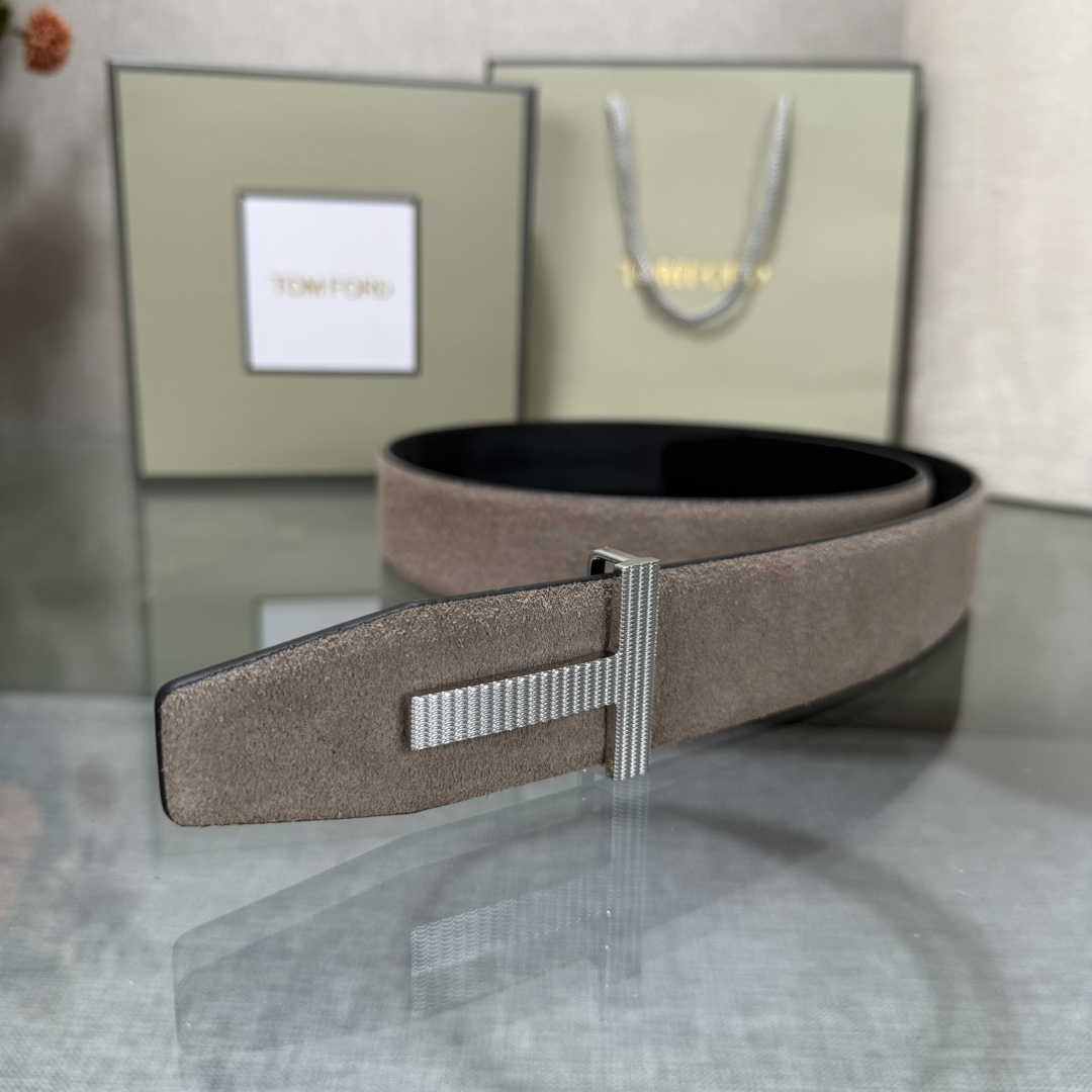 汤姆福特最新网红爆款双面头层牛皮专柜同步3.8宽新款上市了，原版牛皮，搭配铜扣，优雅，大方用的方便。谢谢