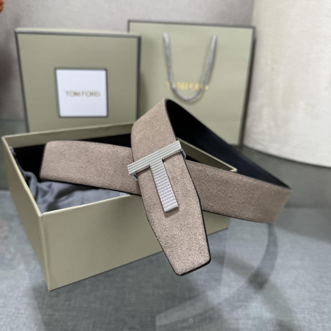 汤姆福特最新网红爆款双面头层牛皮专柜同步3.8宽新款上市了，原版牛皮，搭配铜扣，优雅，大方用的方便。谢谢