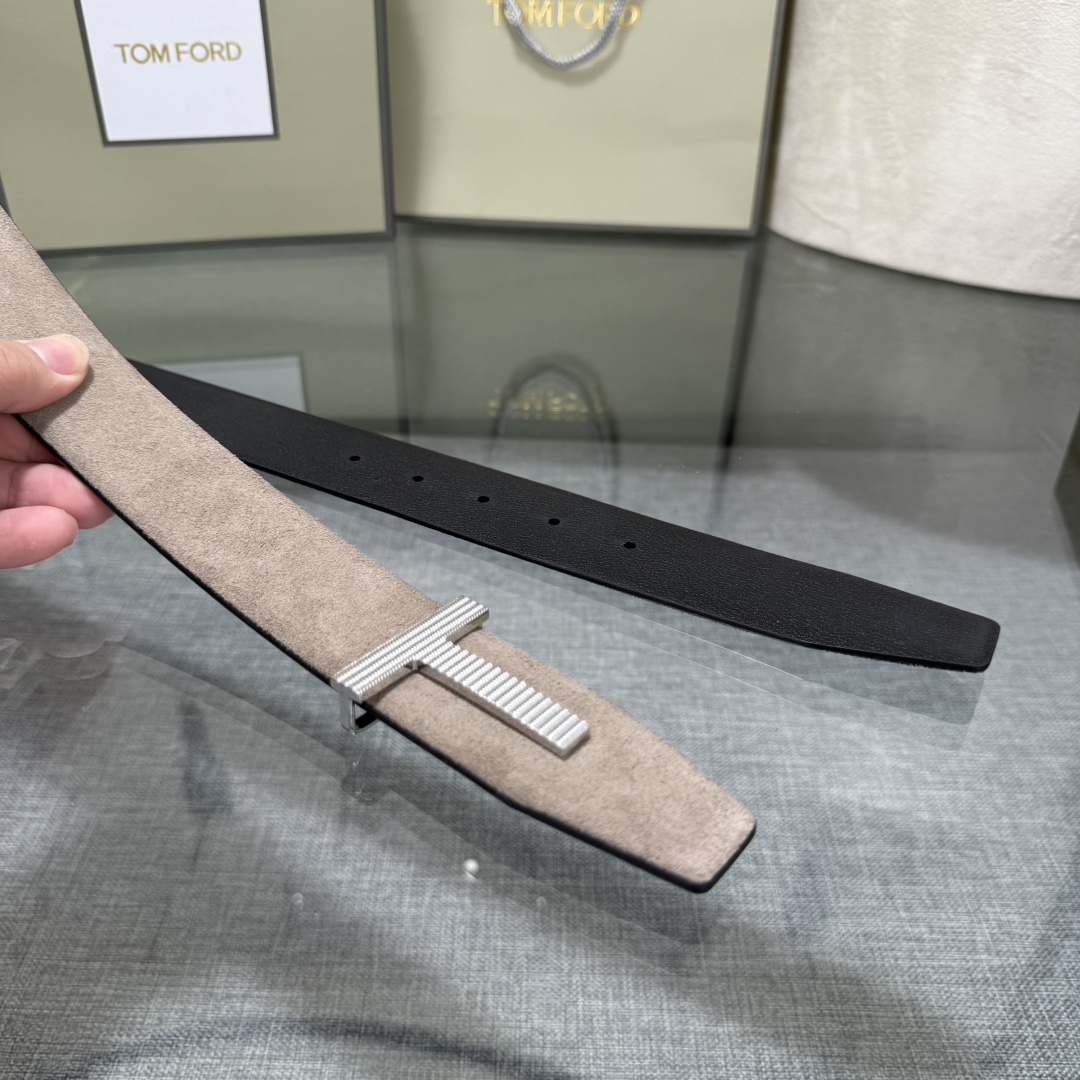 汤姆福特最新网红爆款双面头层牛皮专柜同步3.8宽新款上市了，原版牛皮，搭配铜扣，优雅，大方用的方便。谢谢