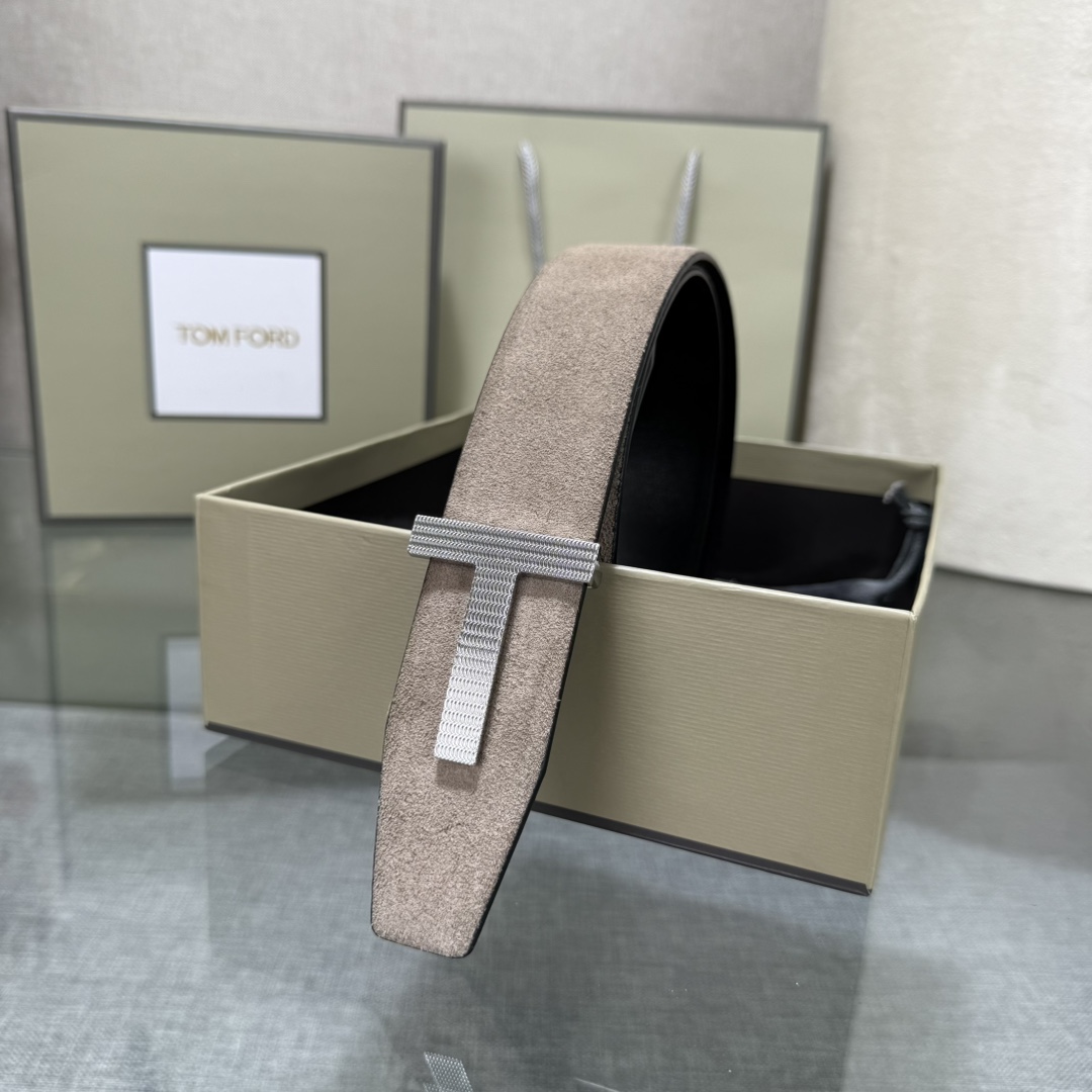 汤姆福特最新网红爆款双面头层牛皮专柜同步3.8宽新款上市了，原版牛皮，搭配铜扣，优雅，大方用的方便。谢谢