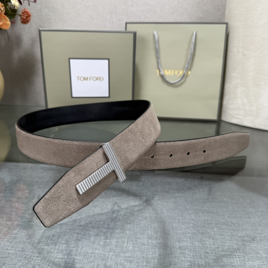 汤姆福特最新网红爆款双面头层牛皮专柜同步3.8宽新款上市了，原版牛皮，搭配铜扣，优雅，大方用的方便。谢谢