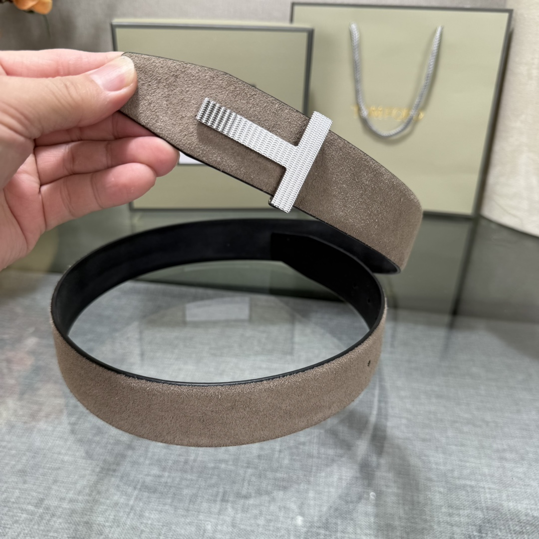 汤姆福特最新网红爆款双面头层牛皮专柜同步3.8宽新款上市了，原版牛皮，搭配铜扣，优雅，大方用的方便。谢谢