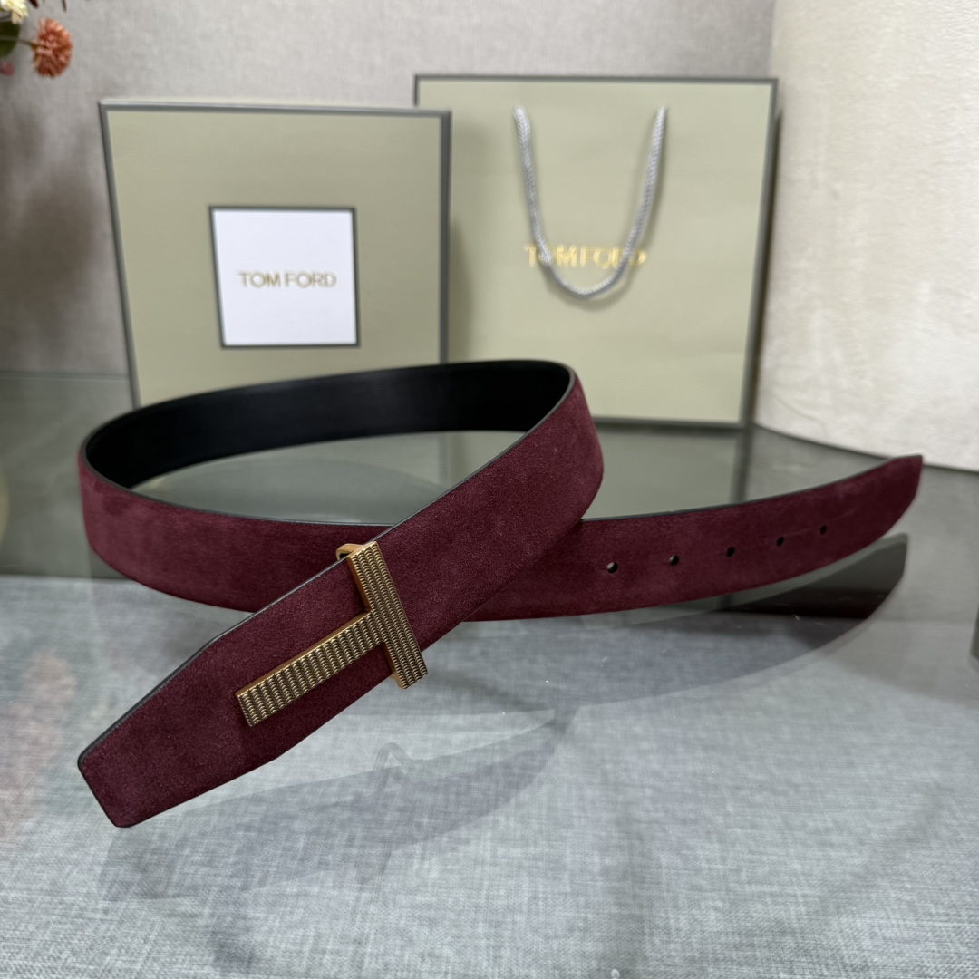 汤姆福特最新网红爆款双面头层牛皮专柜同步3.8宽新款上市了，原版牛皮，搭配铜扣，优雅，大方用的方便。谢谢