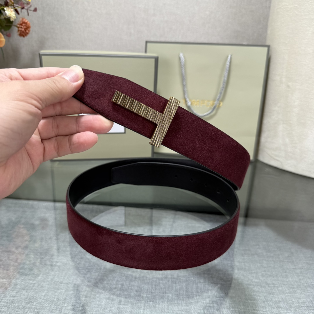 汤姆福特最新网红爆款双面头层牛皮专柜同步3.8宽新款上市了，原版牛皮，搭配铜扣，优雅，大方用的方便。谢谢