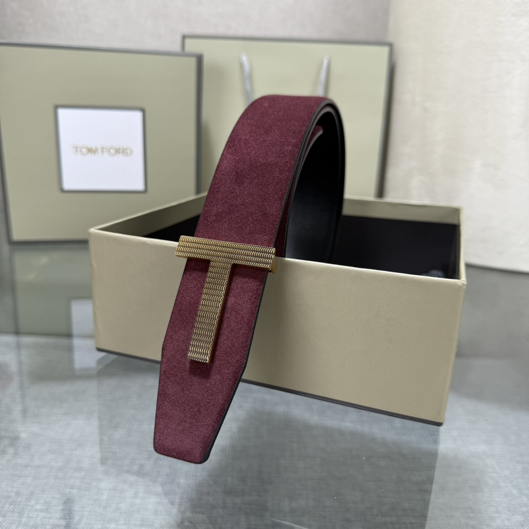 汤姆福特最新网红爆款双面头层牛皮专柜同步3.8宽新款上市了，原版牛皮，搭配铜扣，优雅，大方用的方便。谢谢