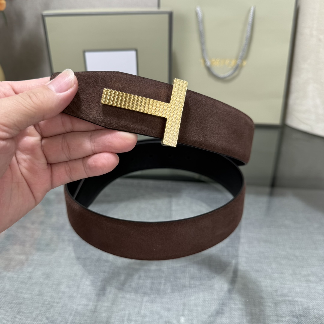 汤姆福特最新网红爆款双面头层牛皮专柜同步3.8宽新款上市了，原版牛皮，搭配铜扣，优雅，大方用的方便。谢谢