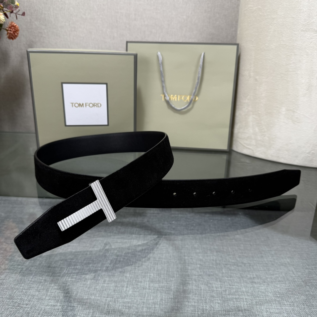 汤姆福特最新网红爆款双面头层牛皮专柜同步3.8宽新款上市了，原版牛皮，搭配铜扣，优雅，大方用的方便。谢谢