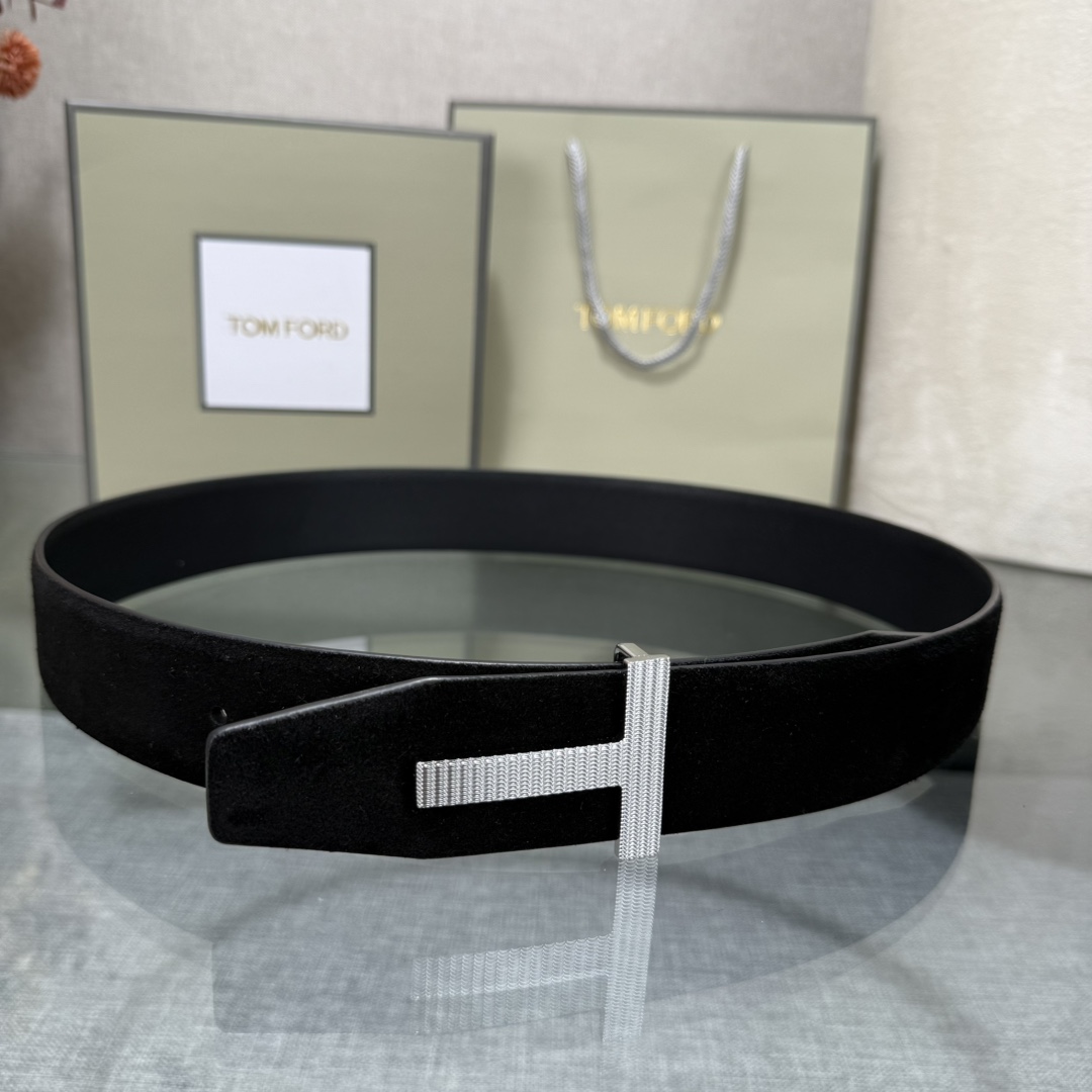 汤姆福特最新网红爆款双面头层牛皮专柜同步3.8宽新款上市了，原版牛皮，搭配铜扣，优雅，大方用的方便。谢谢