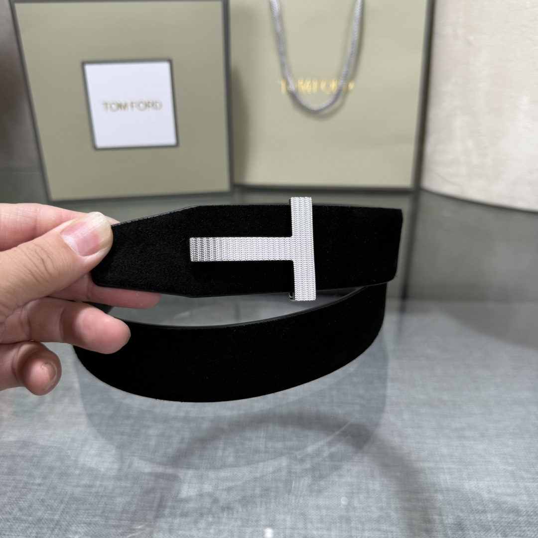 汤姆福特最新网红爆款双面头层牛皮专柜同步3.8宽新款上市了，原版牛皮，搭配铜扣，优雅，大方用的方便。谢谢