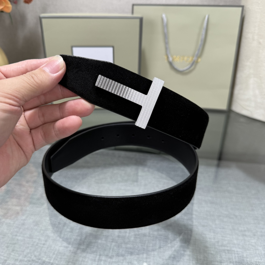 汤姆福特最新网红爆款双面头层牛皮专柜同步3.8宽新款上市了，原版牛皮，搭配铜扣，优雅，大方用的方便。谢谢