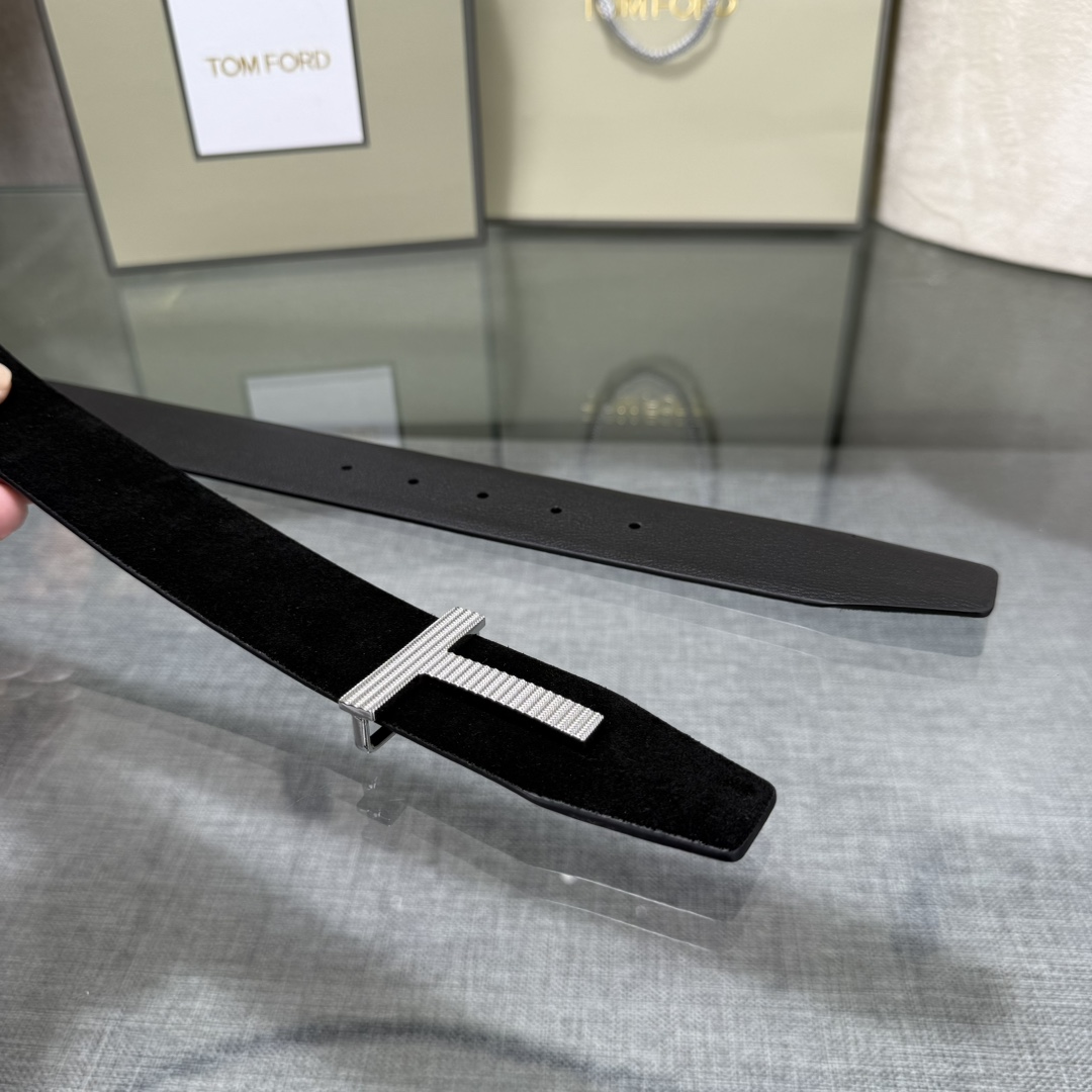 汤姆福特最新网红爆款双面头层牛皮专柜同步3.8宽新款上市了，原版牛皮，搭配铜扣，优雅，大方用的方便。谢谢