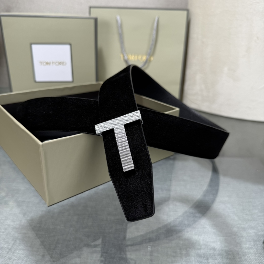 汤姆福特最新网红爆款双面头层牛皮专柜同步3.8宽新款上市了，原版牛皮，搭配铜扣，优雅，大方用的方便。谢谢