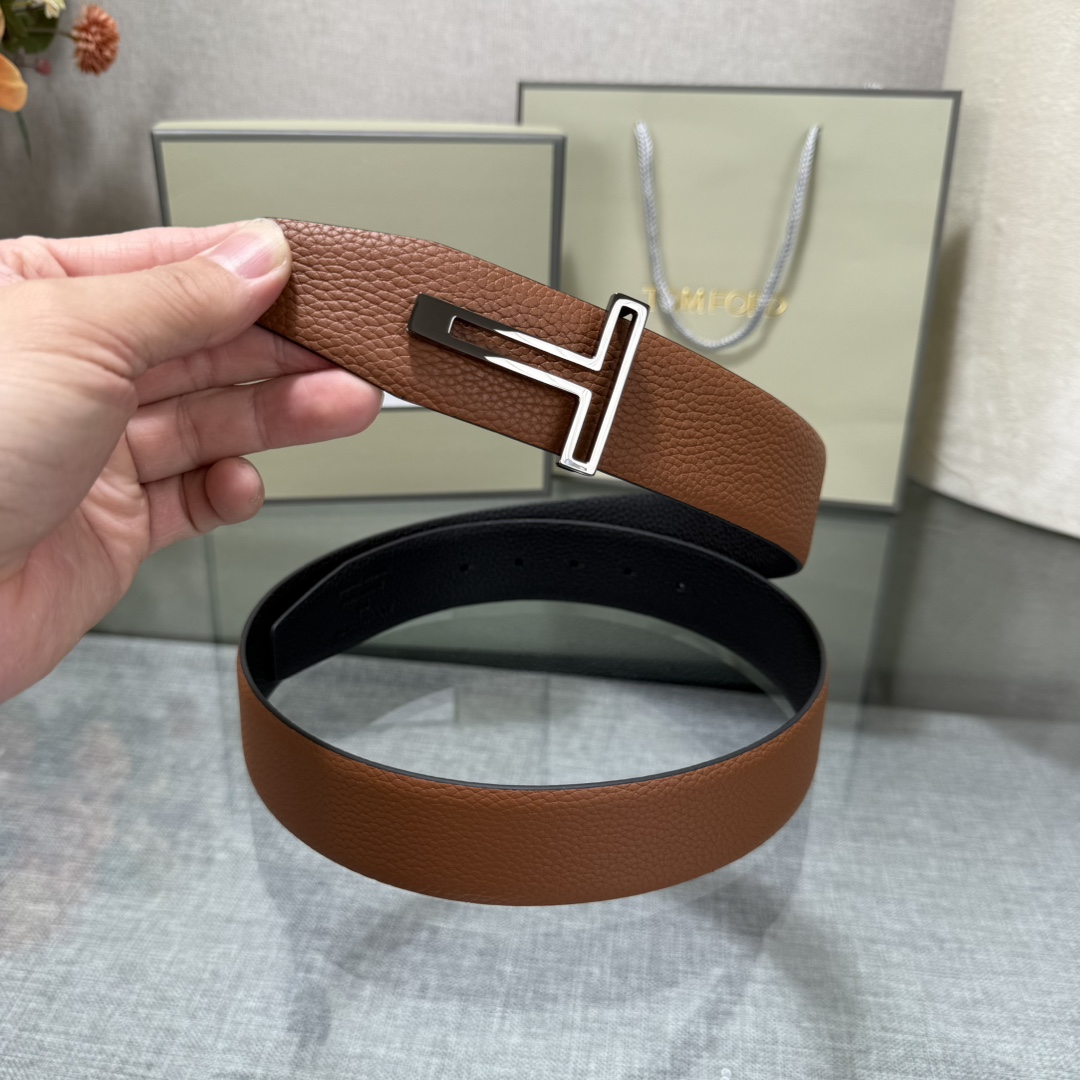 汤姆福特最新网红爆款双面头层牛皮专柜同步3.8宽新款上市了，原版牛皮，搭配铜扣，优雅，大方用的方便。谢谢