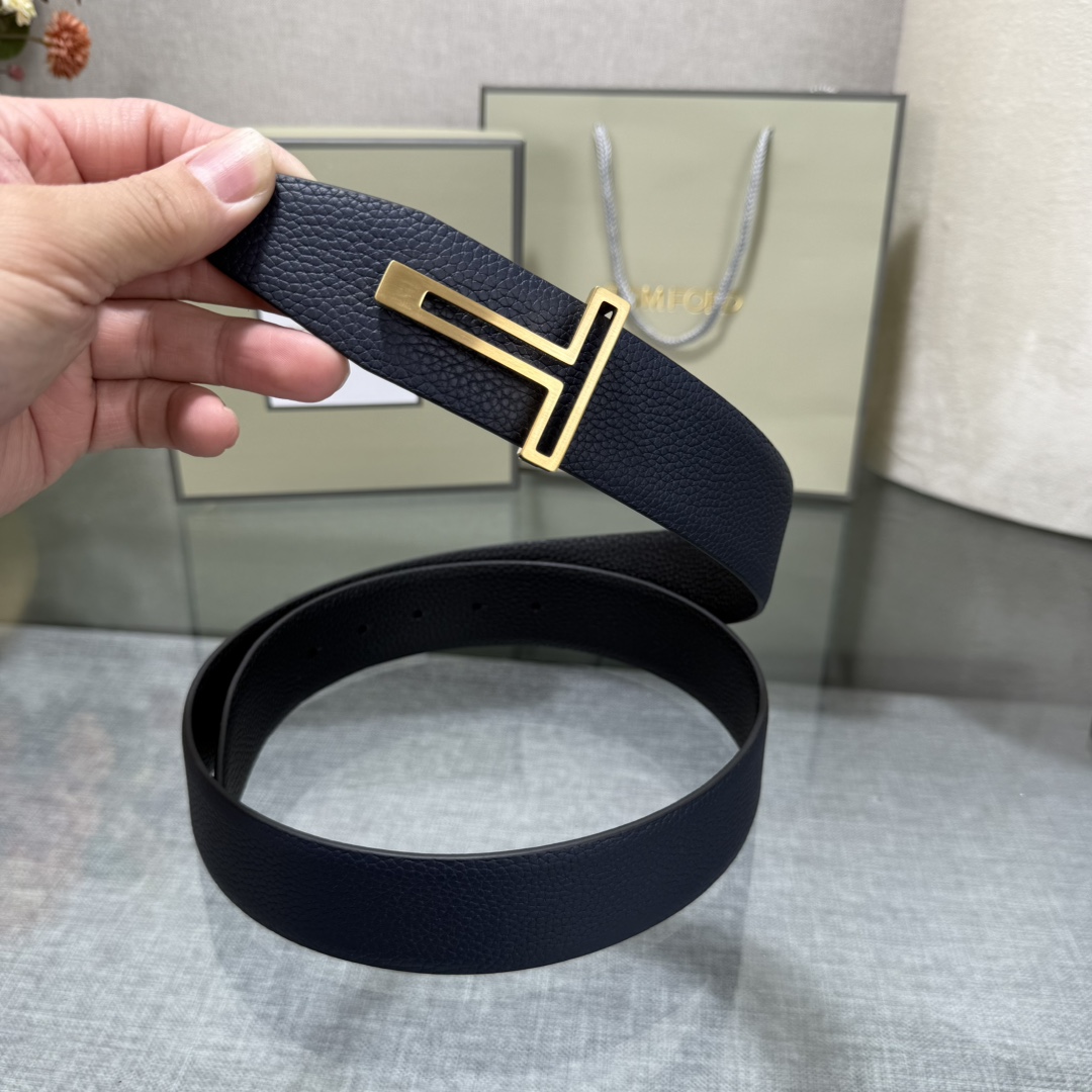 汤姆福特最新网红爆款双面头层牛皮专柜同步3.8宽新款上市了，原版牛皮，搭配铜扣，优雅，大方用的方便。谢谢