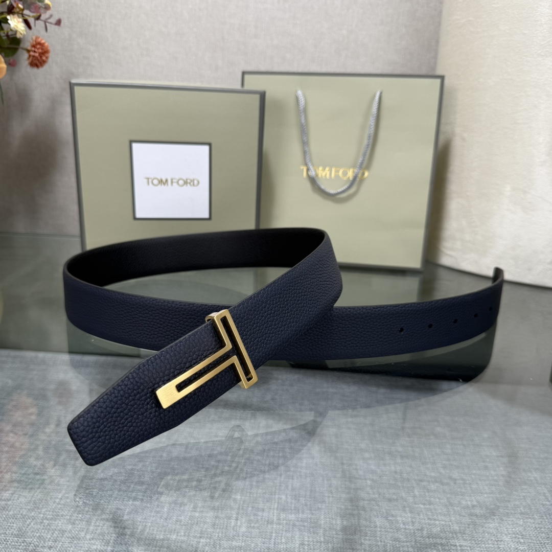 汤姆福特最新网红爆款双面头层牛皮专柜同步3.8宽新款上市了，原版牛皮，搭配铜扣，优雅，大方用的方便。谢谢