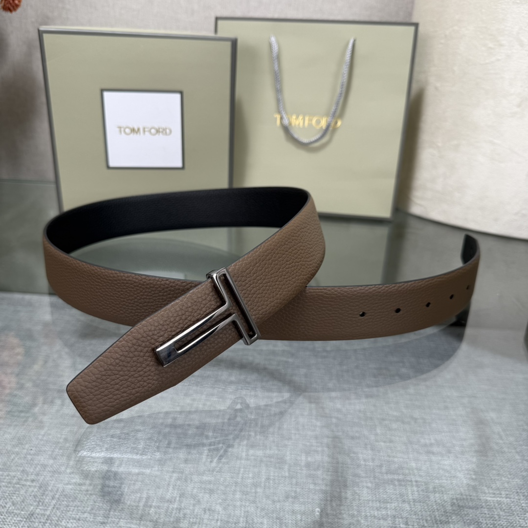 汤姆福特最新网红爆款双面头层牛皮专柜同步3.8宽新款上市了，原版牛皮，搭配铜扣，优雅，大方用的方便。谢谢