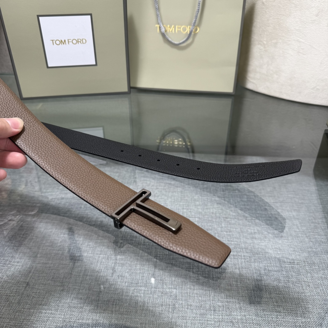 汤姆福特最新网红爆款双面头层牛皮专柜同步3.8宽新款上市了，原版牛皮，搭配铜扣，优雅，大方用的方便。谢谢