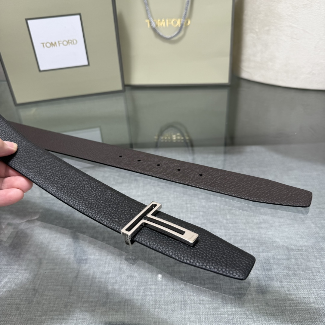 汤姆福特最新网红爆款双面头层牛皮专柜同步3.8宽新款上市了，原版牛皮，搭配铜扣，优雅，大方用的方便。谢谢