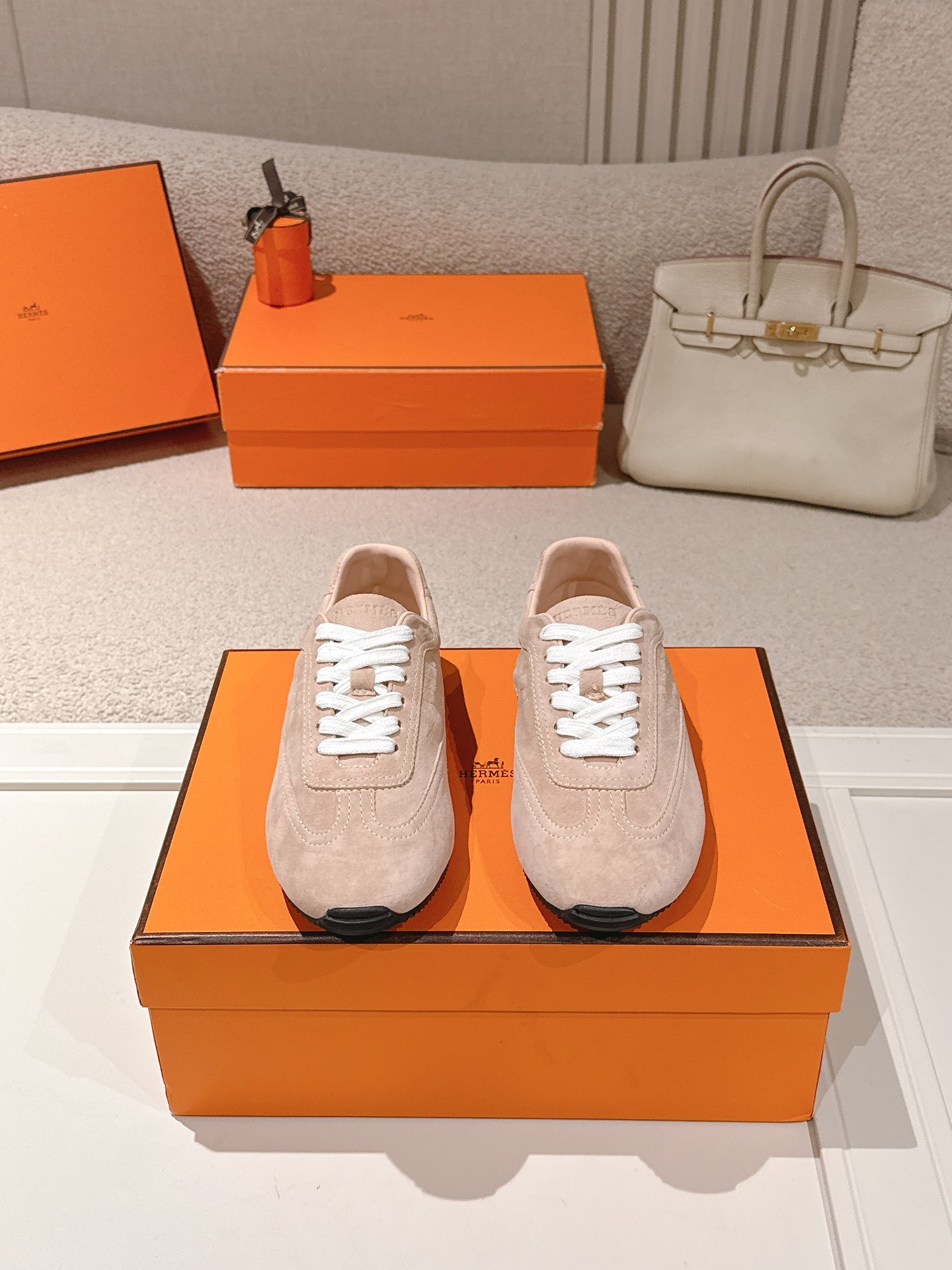 NO:692718,Hermes top version # 26ss casual sneakers, suede sneakers with iconic 'H' details, exquisite packaging at the delivery counter, fabric suede, lining mixed sheep lining, outsole original TU, sole thickness 2CM, size 35-45, casual shoes/sneakers, hermes, sneakers, chamois leather19860909Hermes 顶级版本# 26ss休闲运动鞋 麂皮运动鞋搭配标志性“H”细节,配送专柜精美包装 面料麂皮 内里混种羊里 大底原版TU 底厚2CM 码数35-45,休闲鞋/运动鞋,hermes,sneakers,chamois leather,Women's Shoes