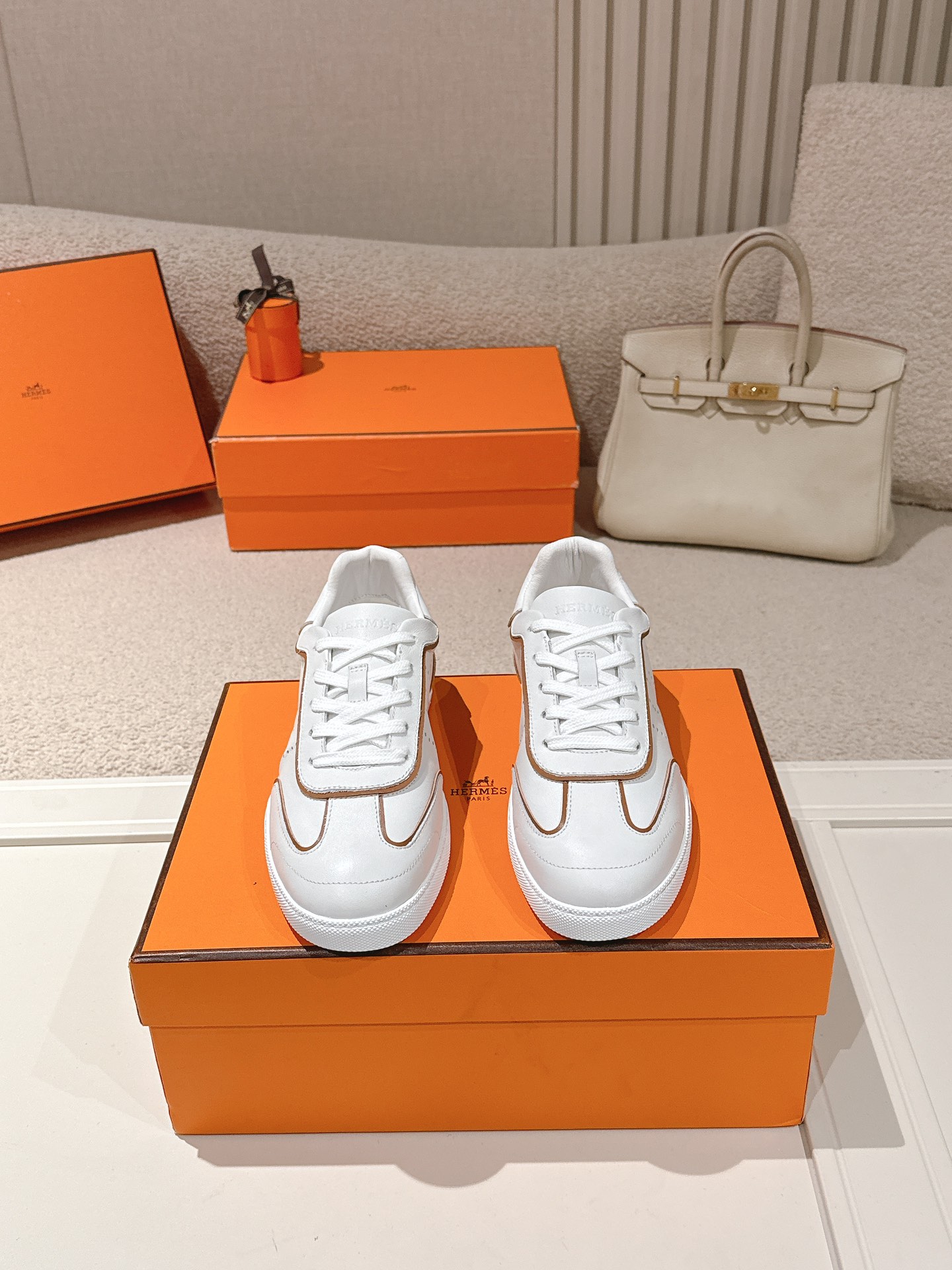 NO:692723,Hermes top version # 26ss casual sports shoes, goatskin calfskin sports shoes, decorated with hollow 'italic H' pattern, simple and smooth design, with a retro urban look. Beautiful packaging at the delivery counter. Fabric goatskin + calfskin, lining mixed sheep lining, outsole original TU, bottom thickness 2CM, size 35-45, casual shoes/sneakers, hermes, sneakers, cowhide, sheepskin19860909Hermes 顶级版本# 26ss休闲运动鞋 山羊皮小牛皮运动鞋,饰有镂空“斜体H”图案,设计简约流畅,打复古都市造型.配送专柜精美包装 面料山羊皮+小牛皮 内里混种羊里 大底原版TU 底厚2CM 码数35-45,休闲鞋/运动鞋,hermes,sneakers,cowhide,sheepskin,Women's Shoes