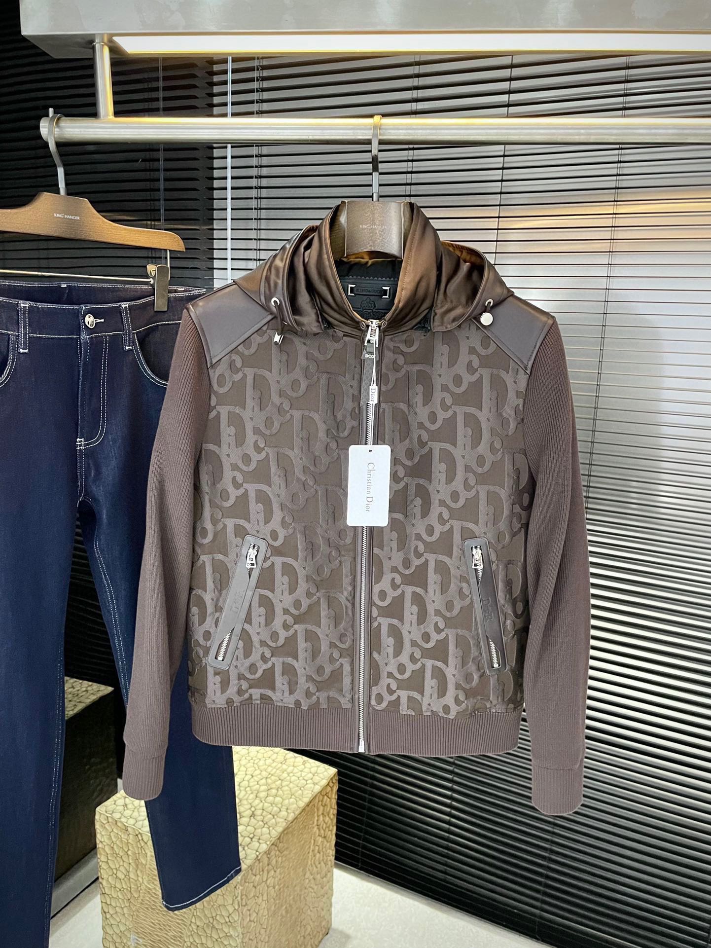 NO:725603,P Dio - Highly recommended!  New products for autumn and winter. Simple and elegant jacket. Imported original high-quality polyester fabric with sheepskin spliced knitted sleeves. The sag and luster are definitely uplifting. The simple design makes the style more youthful and energetic. The workmanship is neat and smooth. All hardware accessories are supplied by customers and have logos. Top accessories. At first glance, it is a high-end fabric. This fabric is custom-woven and is a good product from a regular factory. There is nothing picky about it. This kind of jacket is a regular wear and is very practical. Size  M-3XL,,dior,dior,jackets & coats,jackets & coats,sheepskin,19860909P  Dio-（迪家）重磅推荐！秋冬季新品 简约大方夹克 进口原版高品质聚脂纤维面料搭配羊皮拼接针织袖,垂度和光泽绝对是提气,简约设计 款式更显青春活力,车工走线整齐平整,所有五金附料都是客供带logo顶级配件 一看就是高档的面料 这种面料都是定织的 正规大厂途径出来的好货,无任何有挑剔的地方 这样的一件外套属于常备常穿的,实用性很强.尺码 M-3XL,,dior,dior,jackets & coats,jackets & coats,sheepskin,,Men's clothing