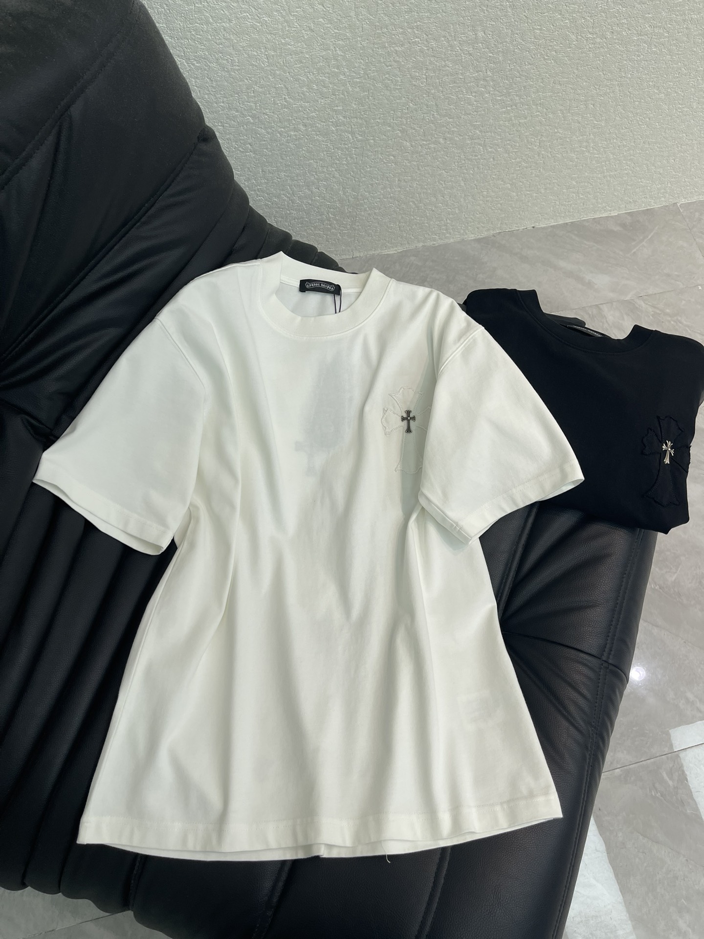 NO:693992,Chrome Heart* Chrome Heart 26 new spring and summer new cross short-sleeved T-shirt. Cross patch embroidery on the chest and large logo cross embroidery on the back. The whole piece is heavily washed and washed. The edges of the patch are slightly rolled and naturally aged, with a three-dimensional layering, a little bit of damage, and great visual damage. It adheres to the consistent rough style, and the overall feeling is advanced, simple and generous.  , the whole pattern is all decorated with patchwork three-dimensional embroidery technology, which is the finishing touch of the whole piece. The design on the back is particularly eye-catching!  !  Full of design, same style for men and women!  S-XL,,chrome hearts,chrome hearts,T-shirt,tees,t-shirt,19860909Chrome Heart*克罗心26春夏新款十字架短袖T恤.胸前十字架贴布绣 后背大logo十字架刺绣 ,整件重工洗水工艺 ,贴布周边微卷自然做旧,立体层次感,带点小破坏,极具视觉杀伤力,秉承了一贯的粗旷作风, 整体感觉高级简单大方 ,整件的图案全部都是做的贴布立体绣工艺点缀,更是整件的点睛之作.背面设计感更是格外吸睛！！设计感十足,男女同款！S-XL,,chrome hearts,chrome hearts,T-shirt,tees，t-shirt,,Women's clothing