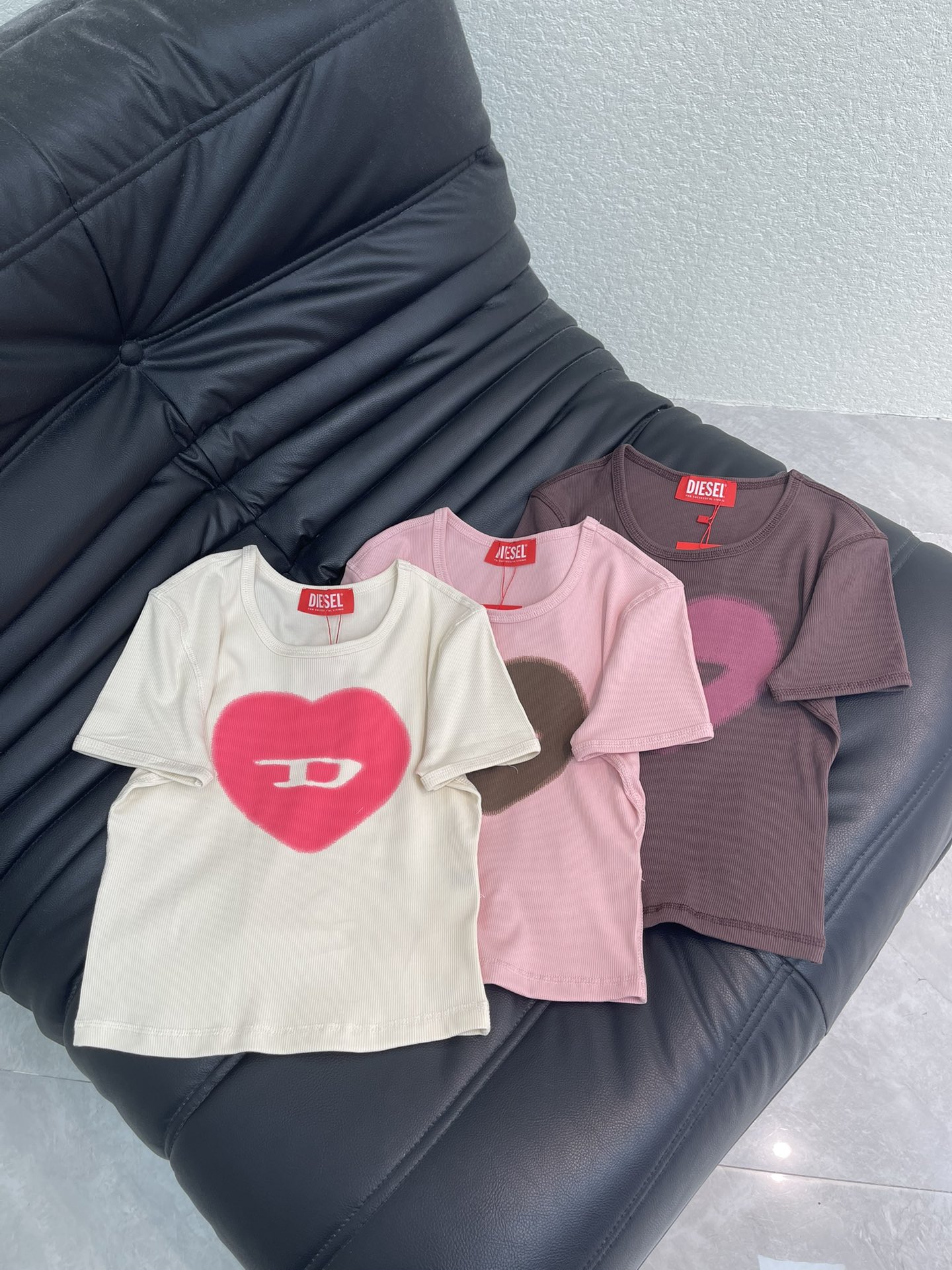 NO:687618,Diese*26 new spring and summer love slim short-sleeved T-shirt. Customized YB native cotton material, comfortable to wear, full of texture, round neck and short cut, three colors of off-white, cherry blossom pink, and dark coffee have their own charms. The smudged love and letters are super recognizable, and the pitted cotton fabric is skin-friendly and slimming, short version  It can also easily create a high waistline. Whether it is worn with jeans or a work skirt, it can capture the atmosphere of a sweet and spicy girl. It can be worn with a casual and playful tone, and it can be dazzling and fashionable when changing seasons. SML,,skirts,jeans,T-shirt,tees,t-shirt,19860909Diese*26春夏新款爱心修身短袖T恤.定制YB原生全棉材质,穿搭舒适,质感十足,圆领短款裁剪,米白、樱花粉、深咖三色各有韵味,晕染爱心搭配字母超有辨识度,坑条全棉面料亲肤又显瘦,短款版型还能轻松打造高腰线,不管搭牛仔裤还是工装裙,都能拿捏甜辣少女的氛围感,穿搭随性又俏皮腔调,换季亮眼穿搭点睛洋气.SML,,skirts,jeans,T-shirt,tees，t-shirt,,Women's clothing