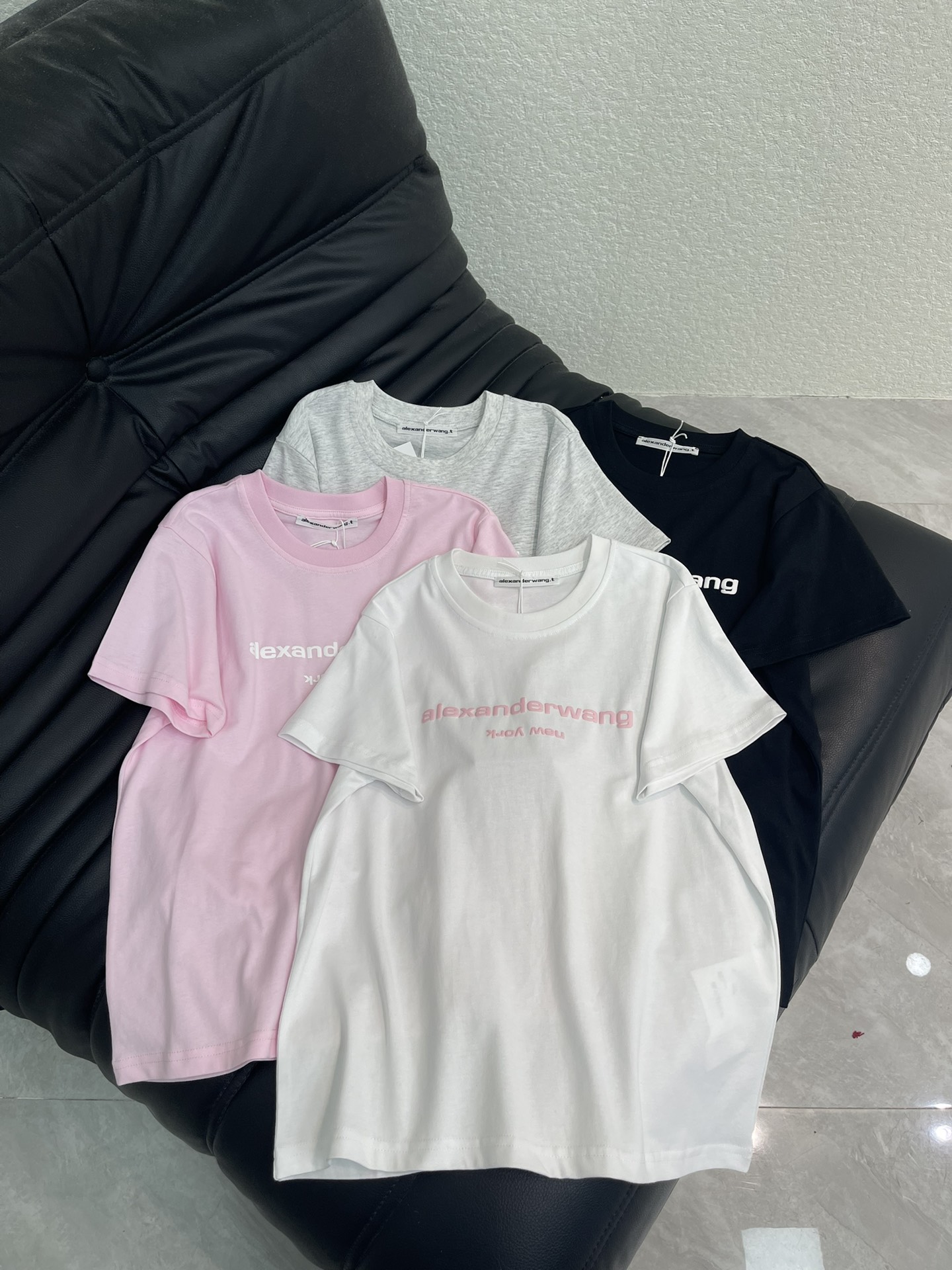 NO:687621,Alexander  wan*26 new spring and summer round neck bubble printed logo short-sleeved T-shirt. Customized YB mercerized cotton material, glossy texture, stretchy and comfortable, slim short-sleeved cut, looking slim and stylish, four colors of white, pink, gray and black, perfect for all seasons.  The inverted bubble printed letters add a sense of coolness, and the short cut can easily create a high waistline. Whether paired with overalls or a skirt, you can wear it with a casual and spicy street vibe. It is a basic wardrobe essential ~ fashionable and versatile.SML  A,,skirts,T-shirt,tees,t-shirt,19860909Alexander wan*26春夏新款圆领起泡印花徽标短袖T恤.定制YB丝光全棉材质,质感光泽,弹力舒适,修身短袖剪裁,穿搭显瘦洋气,白、粉、灰、黑四色承包四季搭配,颠倒气泡印花字母,潮酷感拉满,短款剪裁还能轻松打造高腰线,不管搭工装裤还是半身裙,都能穿出随性又辣的街头氛围感,妥妥的衣橱必备基础款～时尚又百搭.SML A,,skirts,T-shirt,tees，t-shirt,,Women's clothing