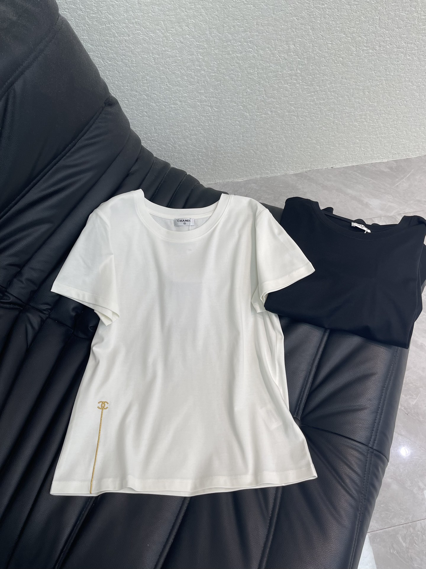 NO:687631,Chane*26 new spring and summer new line small logo gold thread embroidered short-sleeved T-shirt Mercerized cotton fabric High-density fashionable sports style Every daily wear Playful and age-reducing design elements full of vitality High quality Size SML AA,,chanel,T-shirt,tees,t-shirt,19860909Chane*26春夏新款线条小logo金线刺绣短袖T恤 丝光棉面料 高密度时髦运动风 每个日常的穿搭 俏皮减龄充满元气的设计元素 高品质 尺码SML AA,,chanel,T-shirt,tees，t-shirt,,Women's clothing