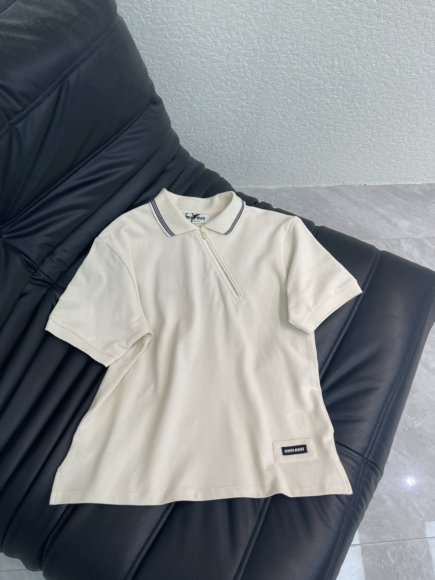 NO:687636,Miumi*26 new spring and summer hem logo diagonal opening zipper POLO shirt short-sleeved T-shirt Pure cotton fabric High-density fashionable sports style Every daily wear Playful and age-reducing design elements full of vitality High quality Size SML,,miumiu,T-shirt,tees,t-shirt,19860909Miumi*26春夏新款下摆徽标斜开口拉链POLO衫短袖T恤 纯棉面料 高密度时髦运动风 每个日常的穿搭 俏皮减龄充满元气的设计元素 高品质 尺码SML,,miumiu,T-shirt,tees，t-shirt,,Women's clothing