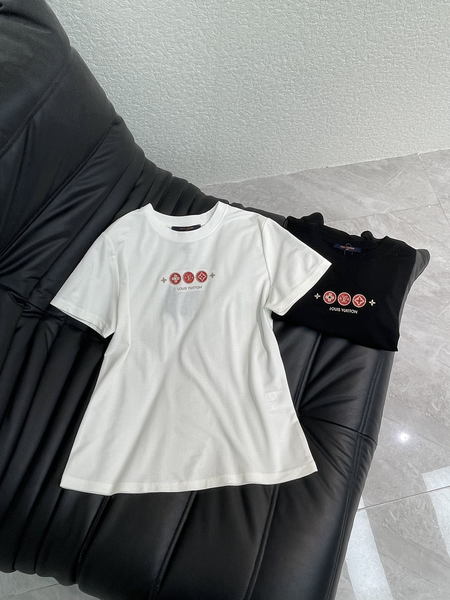 NO:687616,Louis Vuitto*26 new spring and summer four-leaf clover gold thread embroidered letters short-sleeved T-shirt. Made of mercerized cotton fabric, the texture is soft and delicate, simple and versatile, and has an age-reducing temperament!  The fit is slim and the effect is comfortable and good-looking!  Very suitable for summer wear.S-XXL A,,louis vuitton,T-shirt,tees,t-shirt,19860909Louis Vuitto*26春夏新款四叶草金线刺绣字母短袖T恤.采用丝光棉面料质感柔软细腻,简约百搭,减龄气质！版型修身上身效果舒适好看！非常适合夏日穿着.S-XXL A,,louis vuitton,T-shirt,tees，t-shirt,,Women's clothing