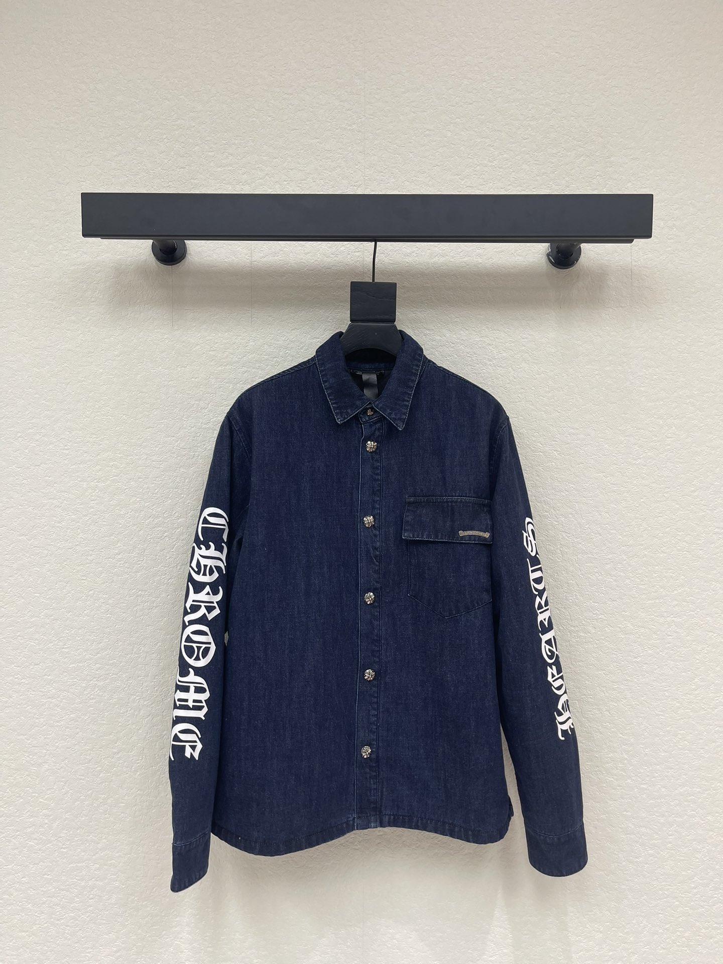 NO:693987,*Croxin 26 new early spring Sanskrit blue denim shirt and cotton jacket. This denim shirt, washed in dark blue + white logo, is highly recognizable!  High-quality denim, wear-resistant and breathable, slightly quilted on the inside, just perfect for autumn. The classic Sanskrit logo print design on the arms is super casual and looks great when worn alone or layered. Same style for men and women!  Size S-XL A,,chrome hearts,jackets & coats,shirts,19860909*克罗心26早春新款梵文蓝色牛仔衬衫棉服外套.这款牛仔衬衫,深蓝水洗＋白色Logo,辨识度超高！高品质牛仔布,耐磨又透气,内里微微夹棉,秋天穿刚刚好.手臂处经典梵文logo印花设计,超级休闲,单穿叠搭都好看.男女同款！ 码数S-XL A,,chrome hearts,jackets & coats,shirts,,Women's clothing