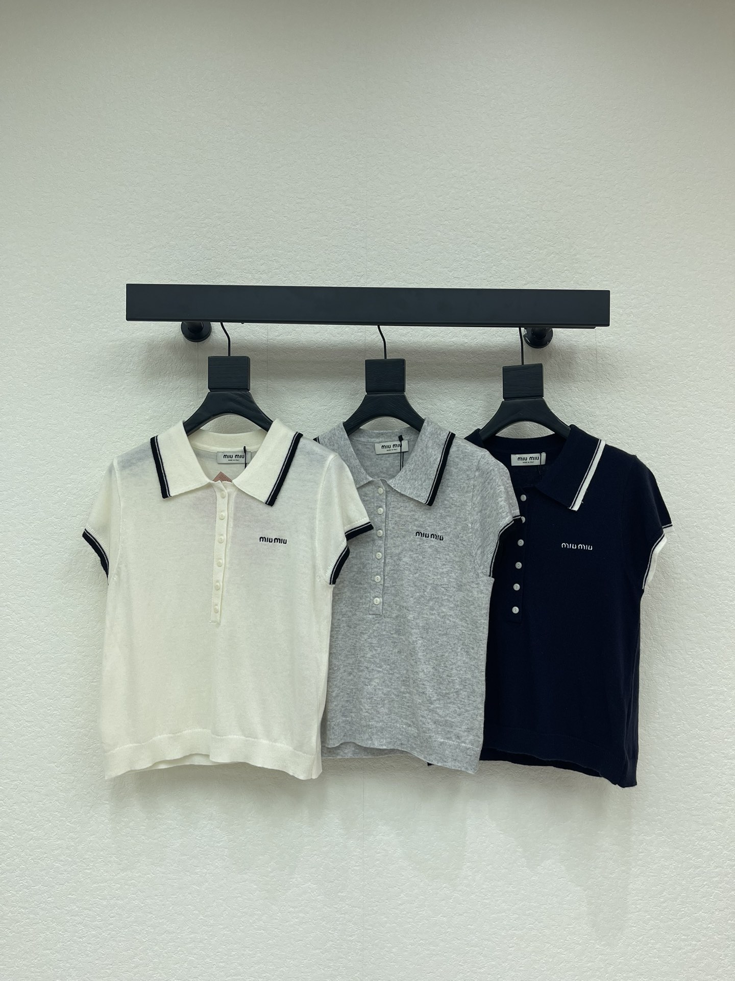 NO:694008,MiuMi*26 early spring new style contrasting lapel knitted short sleeves!  Customized YB wool knitted material, skin-friendly and comfortable, full of elasticity, semi-open lapel cut, shoulder design to improve the slender shoulder and neck lines, rounded buttons on the chest, highlighting the cute and sweet style, iconic letter crochet decoration on the chest, suitable for Miao's retro and elegant wear!  SML,,miumiu,T-shirt,19860909MiuMi*26早春新款撞色翻领针织短袖！定制YB羊毛针织材质 亲肤舒适 弹力十足 翻领半开襟剪裁 正肩设计改善纤细肩颈线条 胸前圆润钮扣点缀 彰显乖巧甜美风格 胸前标志性字母钩针装饰 适合缪氏复古优雅穿搭！SML,,miumiu,T-shirt,,Women's clothing