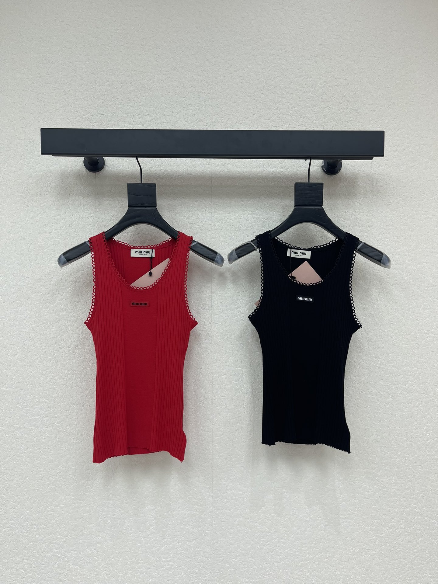 NO:687624,MiuMi*2026 early spring latest series!  Round neck vertical pit strip knitted vest!  Customized wool yarn weaving, comfortable to wear and full of texture. Knitted vest cut, embroidered letter pattern on the chest, rich and colorful layers, highlighting the brand style. Vertical pit strip texture is all over the ready-to-wear, slightly stretchy, showing a slimming visual effect. It is fashionable when worn alone!  SML,,miumiu,19860909MiuMi*2026早春最新系列！圆领竖坑条针织背心！定制羊毛纱线织造 穿搭舒适 质感十足 针织背心裁剪 胸口刺绣字母图案 层次丰富多彩 凸显品牌格调 成衣竖坑条纹理满铺 略带有弹力 呈现显瘦视觉效果 单穿内搭都出彩时髦！SML,,miumiu,,Women's clothing