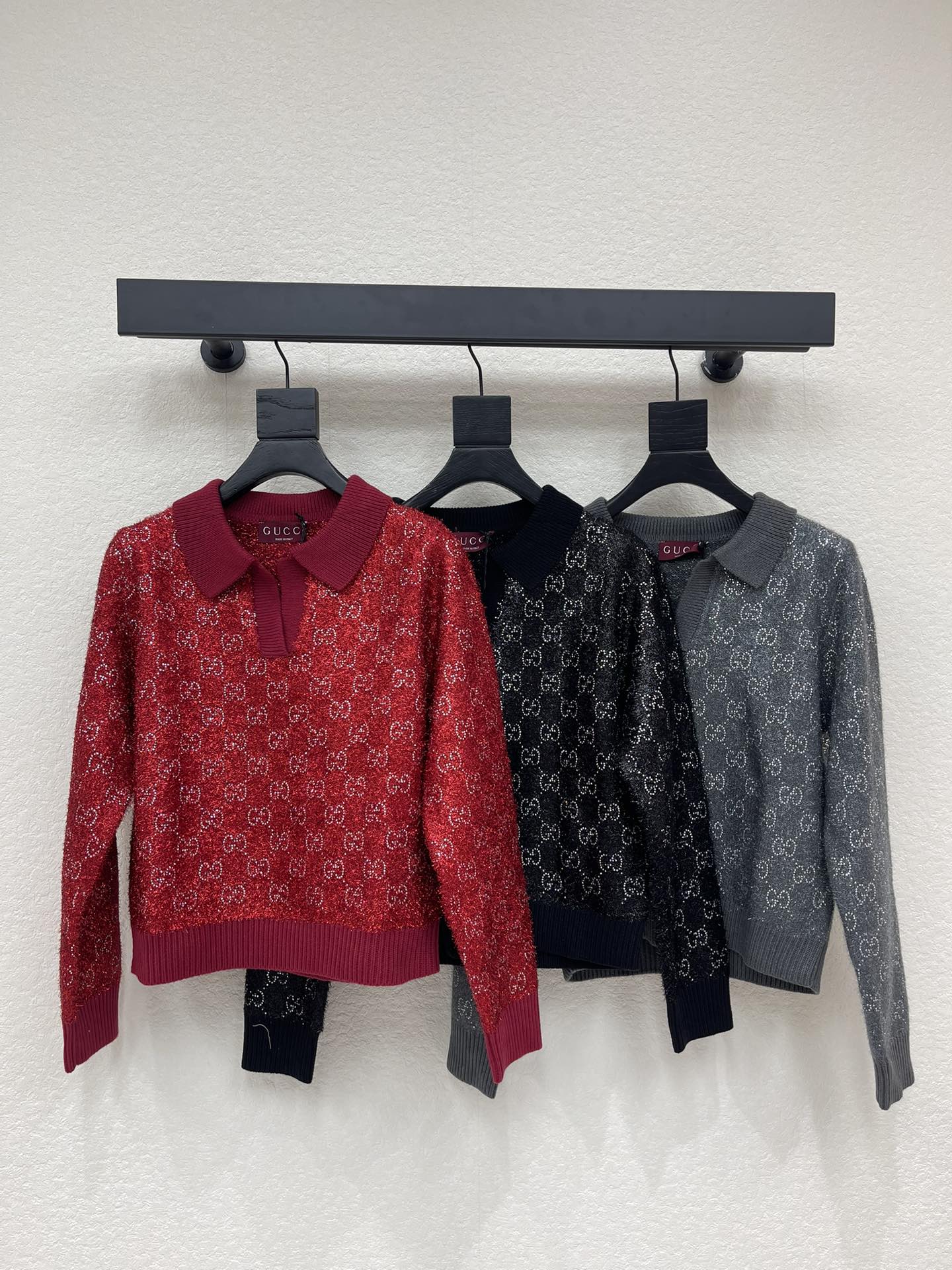 NO:694014,q255Gucc*26 Early spring new heavy-duty lapel rhinestone knitted sweater!  Customized wool blended knitted material, high-end texture, comfortable and soft, V-shaped lapel long-sleeved sweater, collar and cuffs with threaded edges that echo the hem, large body covered with diamond-shaped double G letter logo pattern, highlighting the brand's tone, regular fit, perfect for autumn and winter daily atmosphere!  SML A,,gucci,sweaters,19860909q255Gucc*26早春新款重工翻领烫钻针织毛衣！定制羊毛混纺针织材质,质感高级,舒适柔软,V形翻领长袖毛衣,领口袖口螺纹包边与衣摆相呼应,大身满铺菱形分布烫钻双G字母徽标图案,彰显品牌调性,常规版型,秋冬日常氛围穿搭！SML A,,gucci,sweaters,,Women's clothing