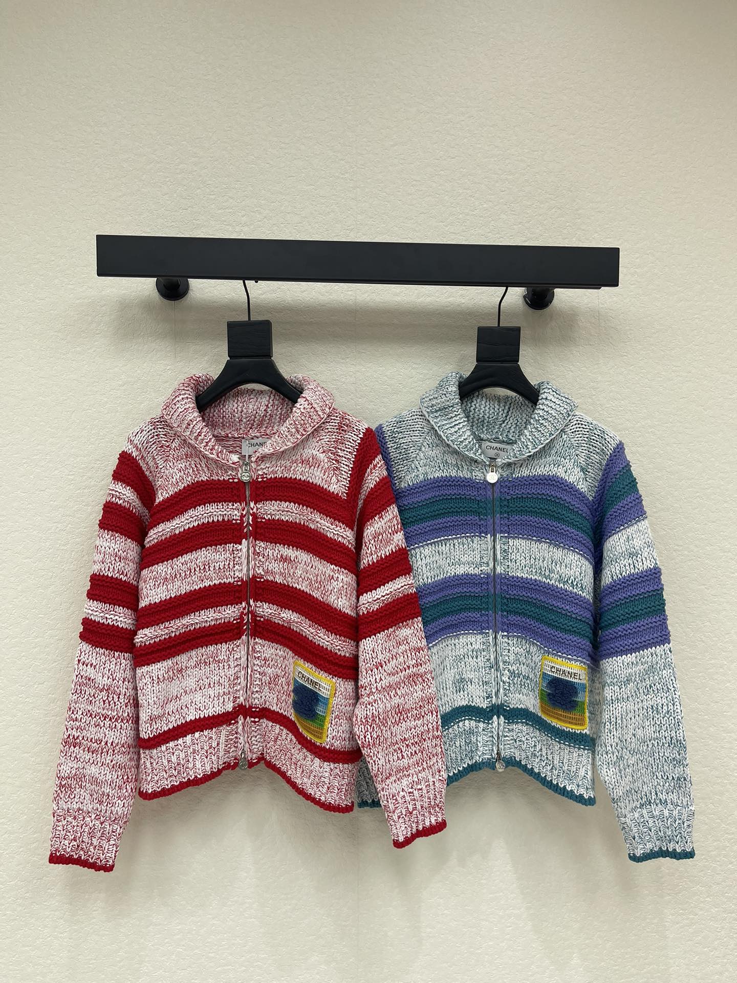 NO:687626,CHANE*26 early autumn new style lapel long-sleeved knitted cardigan jacket!  Customized wool knitting material. Density coarse knitting. Clear wooly texture. It improves the cold protection index in autumn and winter while ensuring comfort and skin-friendliness. The lapel cardigan jacket is cut to give a lazy and relaxed feeling. The large body stripes are in contrasting colors. The design is rich in layers. The version is tolerant of the figure and the wearing style is fashionable!  SML A,,chanel,jackets & coats,19860909CHANE*26早秋新款翻领长袖针织开衫外套！定制羊毛针织材质 密度粗针织造 清晰毛感肌理 提高秋冬御寒指数的同时保障舒适亲肤度 翻领开衫外套剪裁穿出慵懒松弛感 大身条纹撞色 丰富设计层次感 版型包容身材 穿搭风格时髦！SML A,,chanel,jackets & coats,,Women's clothing