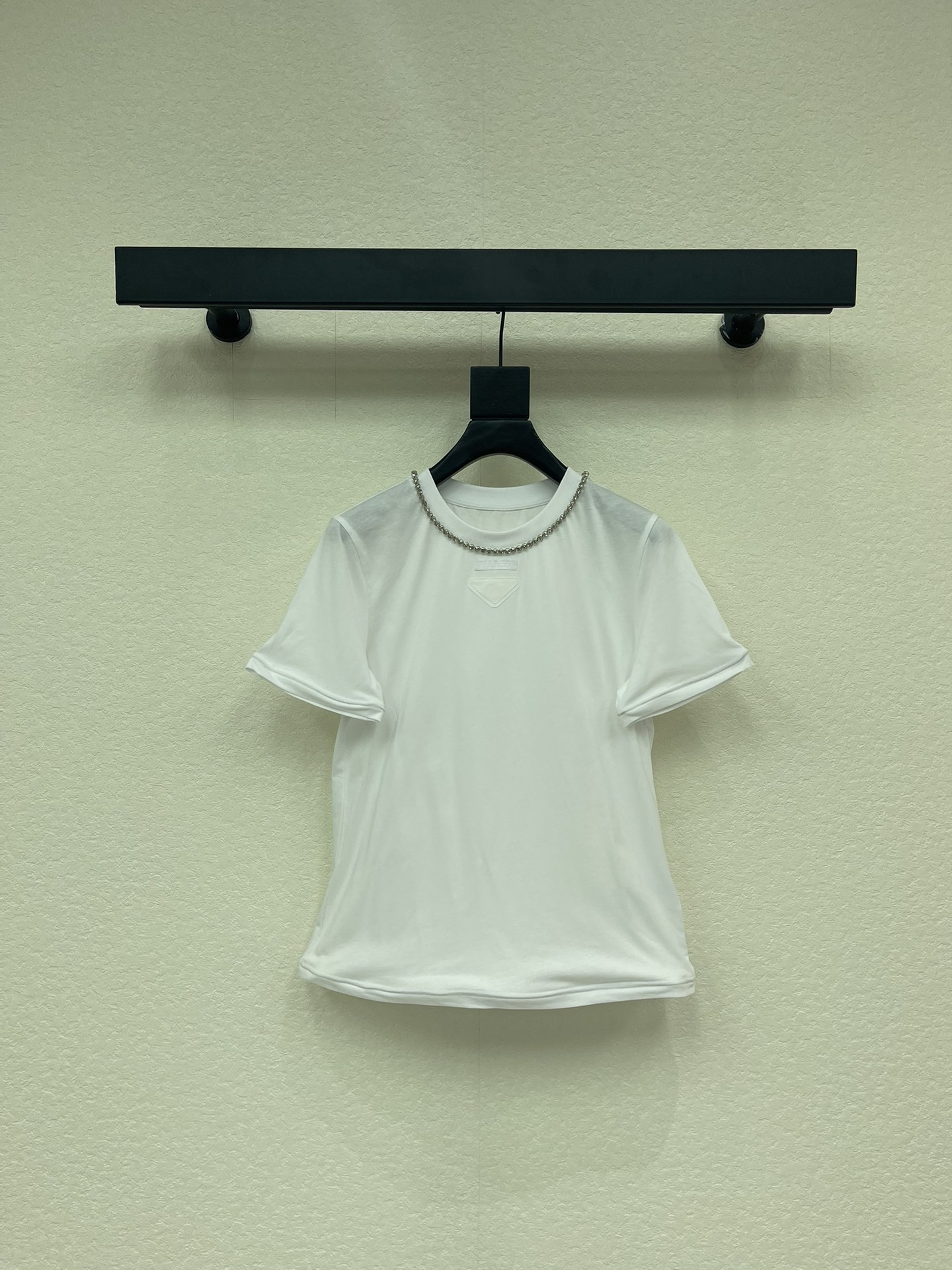 NO:687622,*26 new spring and summer new collared studded short-sleeved T-shirt. This design changes its lines and allows for a variety of customizations. The classic T-shirt has been redesigned with exquisite embroidery on the collar, sleeves and hem to create different looks. SML,, T-shirt, tees, t-shirt,19860909*26春夏新款领囗钉钻短袖T恤.这款设计改变了其线条,并允许进行多种定制.经典T恤经过重新设计,领口、袖子和下摆饰有精美刺绣,可塑造出不同造型.SML,,T-shirt,tees，t-shirt,,Women's clothing