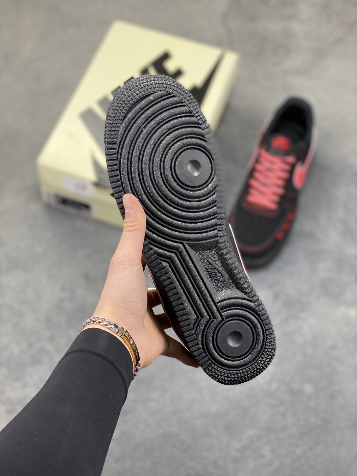 图片[5]-黑红锋芒｜Nike Air Force 1 Low 暗黑红刃款炸街来袭！经典空军一号再出王炸款！这双DD1982-339以黑红为主调，将暗黑酷感与炽热锋芒完美融合，直接刷新街头潮流新高度。鞋身通体采用哑光黑麂皮打造，质感高级又自带低调的酷感，鞋侧的Swoosh以红银撞色呈现，金属质感的轮廓搭配鲜红内里，宛如利刃出鞘般极具视觉冲击力；鞋头处的迷你红色小勾、鞋身的红色刺绣标识，再加上鞋帮处的专属徽章图案，每一处细节都暗藏巧思，让整双鞋的设计感拉满。Air Force 1的经典气垫中底延续了舒适脚感，黑红配色的中底与鞋身呼应，整体造型利落又张扬。不管是搭配黑色系工装裤打造暗黑街头风，还是配破洞牛仔玩转出彩混搭，这双鞋都能成为造型的灵魂亮点，轻松拿捏街头吸睛密码。作为空军一号的个性定制款，它不仅是脚下的穿搭利器，更是潮流玩家表达自我风格的绝佳载体，上脚即解锁独树一帜的潮流态-选品中心