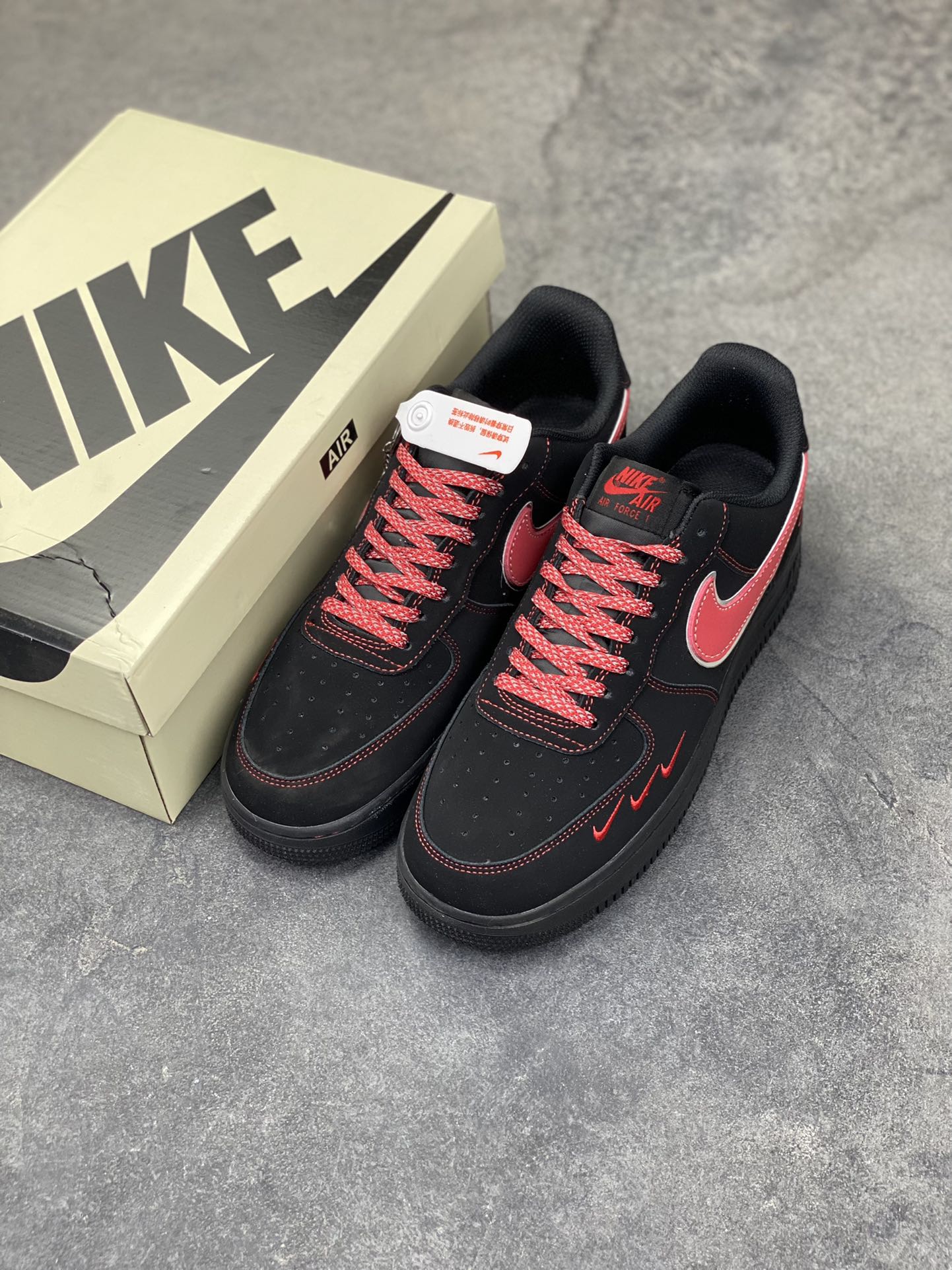 图片[8]-黑红锋芒｜Nike Air Force 1 Low 暗黑红刃款炸街来袭！经典空军一号再出王炸款！这双DD1982-339以黑红为主调，将暗黑酷感与炽热锋芒完美融合，直接刷新街头潮流新高度。鞋身通体采用哑光黑麂皮打造，质感高级又自带低调的酷感，鞋侧的Swoosh以红银撞色呈现，金属质感的轮廓搭配鲜红内里，宛如利刃出鞘般极具视觉冲击力；鞋头处的迷你红色小勾、鞋身的红色刺绣标识，再加上鞋帮处的专属徽章图案，每一处细节都暗藏巧思，让整双鞋的设计感拉满。Air Force 1的经典气垫中底延续了舒适脚感，黑红配色的中底与鞋身呼应，整体造型利落又张扬。不管是搭配黑色系工装裤打造暗黑街头风，还是配破洞牛仔玩转出彩混搭，这双鞋都能成为造型的灵魂亮点，轻松拿捏街头吸睛密码。作为空军一号的个性定制款，它不仅是脚下的穿搭利器，更是潮流玩家表达自我风格的绝佳载体，上脚即解锁独树一帜的潮流态-选品中心