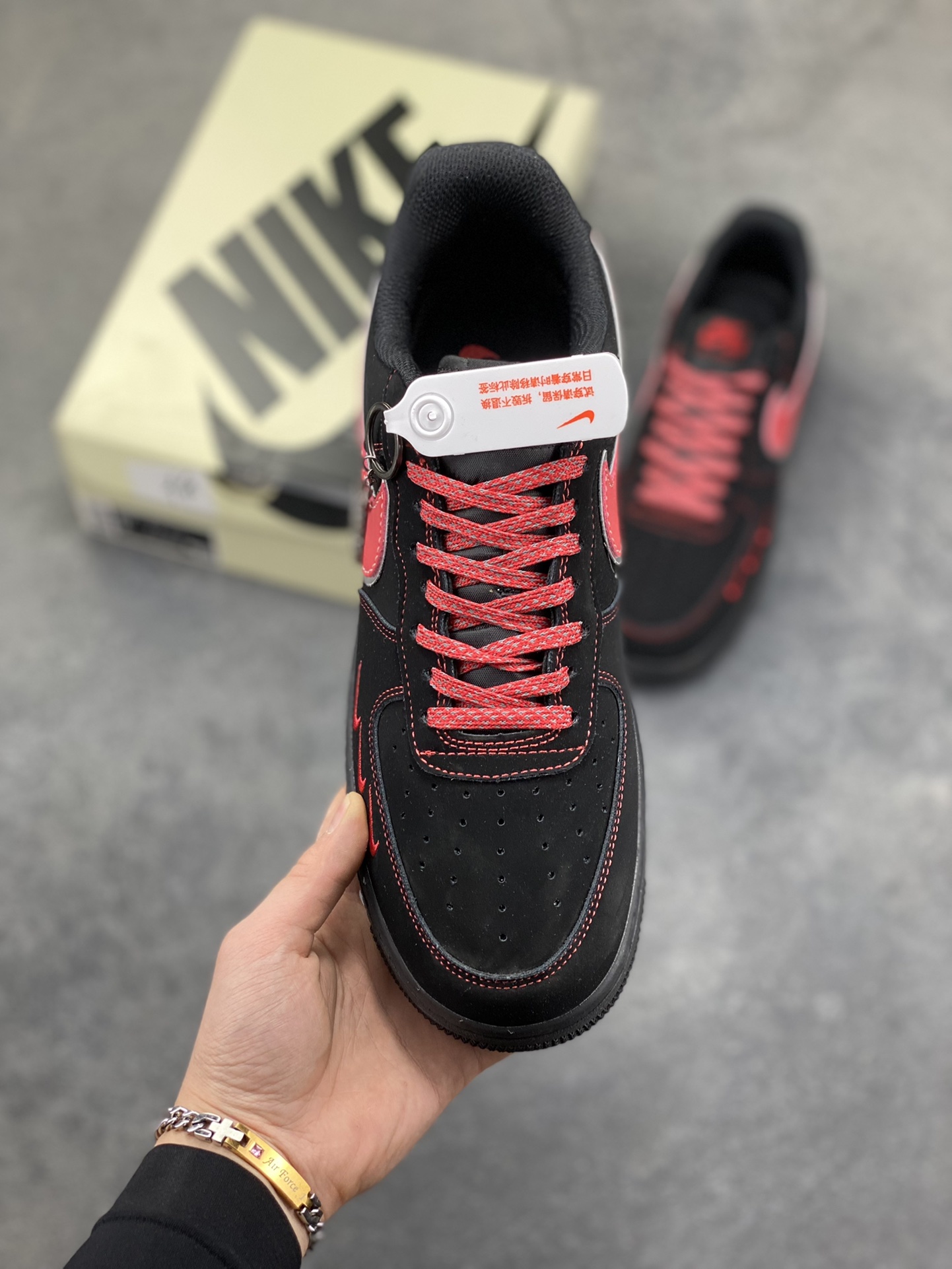 图片[2]-黑红锋芒｜Nike Air Force 1 Low 暗黑红刃款炸街来袭！经典空军一号再出王炸款！这双DD1982-339以黑红为主调，将暗黑酷感与炽热锋芒完美融合，直接刷新街头潮流新高度。鞋身通体采用哑光黑麂皮打造，质感高级又自带低调的酷感，鞋侧的Swoosh以红银撞色呈现，金属质感的轮廓搭配鲜红内里，宛如利刃出鞘般极具视觉冲击力；鞋头处的迷你红色小勾、鞋身的红色刺绣标识，再加上鞋帮处的专属徽章图案，每一处细节都暗藏巧思，让整双鞋的设计感拉满。Air Force 1的经典气垫中底延续了舒适脚感，黑红配色的中底与鞋身呼应，整体造型利落又张扬。不管是搭配黑色系工装裤打造暗黑街头风，还是配破洞牛仔玩转出彩混搭，这双鞋都能成为造型的灵魂亮点，轻松拿捏街头吸睛密码。作为空军一号的个性定制款，它不仅是脚下的穿搭利器，更是潮流玩家表达自我风格的绝佳载体，上脚即解锁独树一帜的潮流态-选品中心
